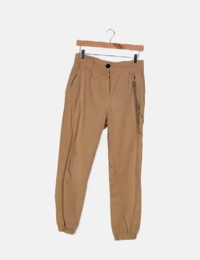 Bershka Pantalón camel cadena