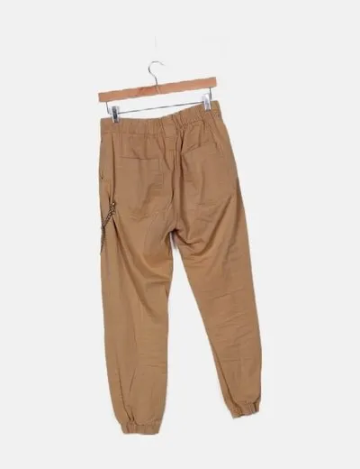 Bershka Pantalón camel cadena