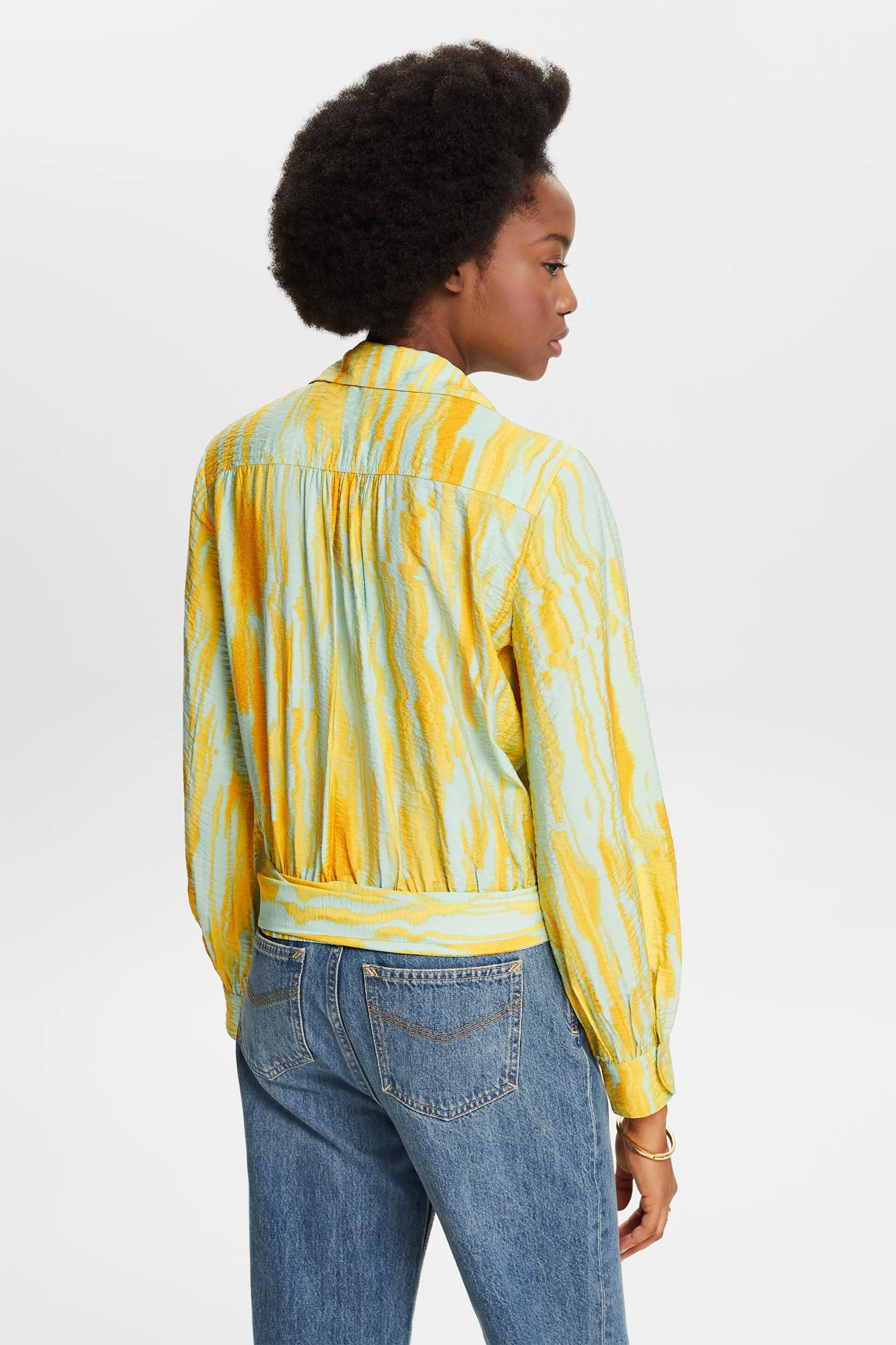 Blusa cruzada estampada con textura arrugada