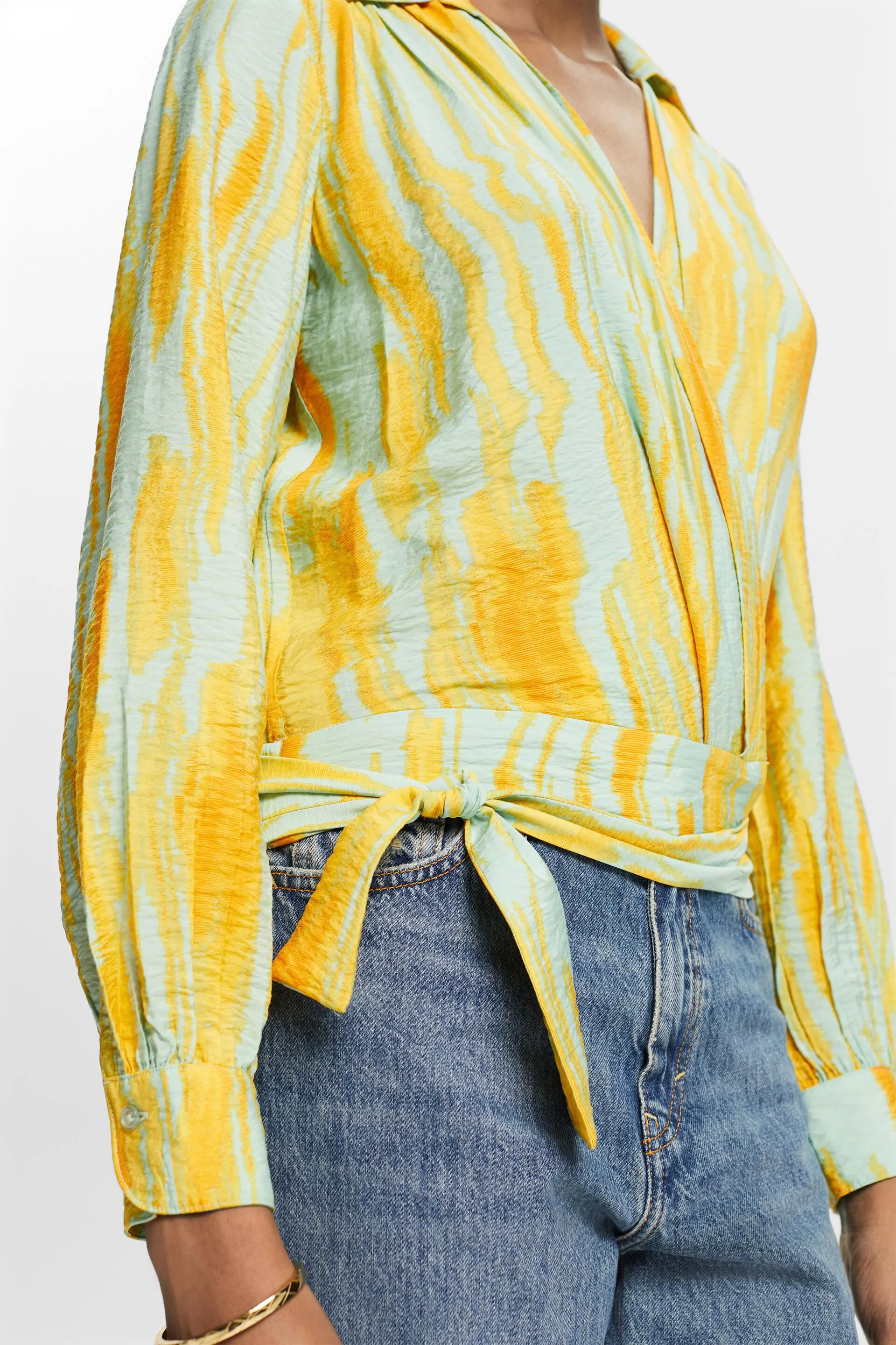 Blusa cruzada estampada con textura arrugada