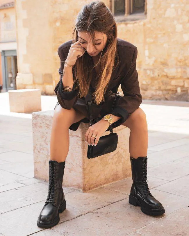 BOTINES DE MUJER ESTILO RANGERS EN NEGRO CON CORDONES  LOLIE