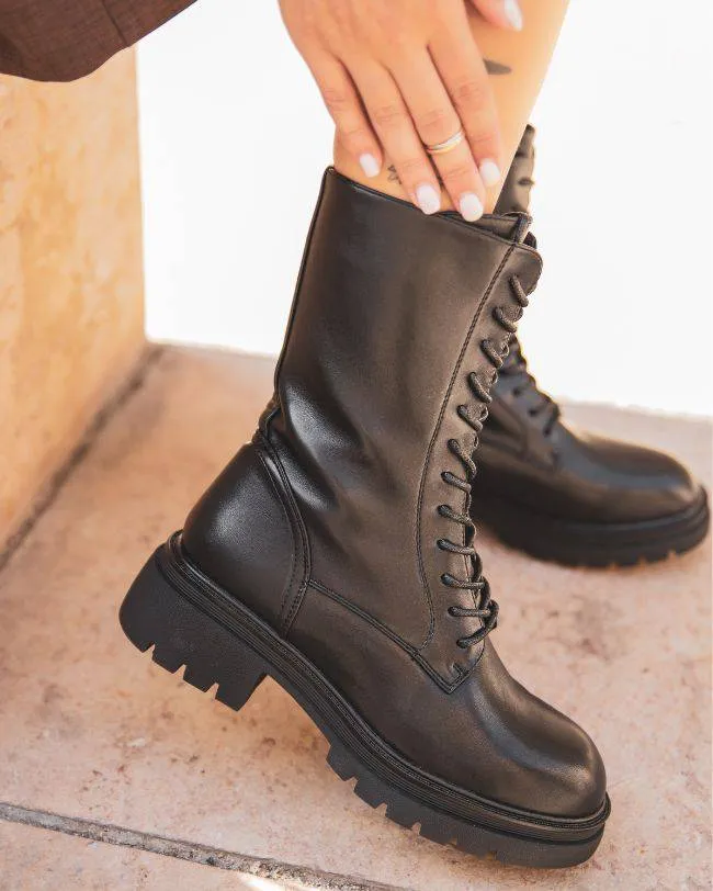 BOTINES DE MUJER ESTILO RANGERS EN NEGRO CON CORDONES  LOLIE