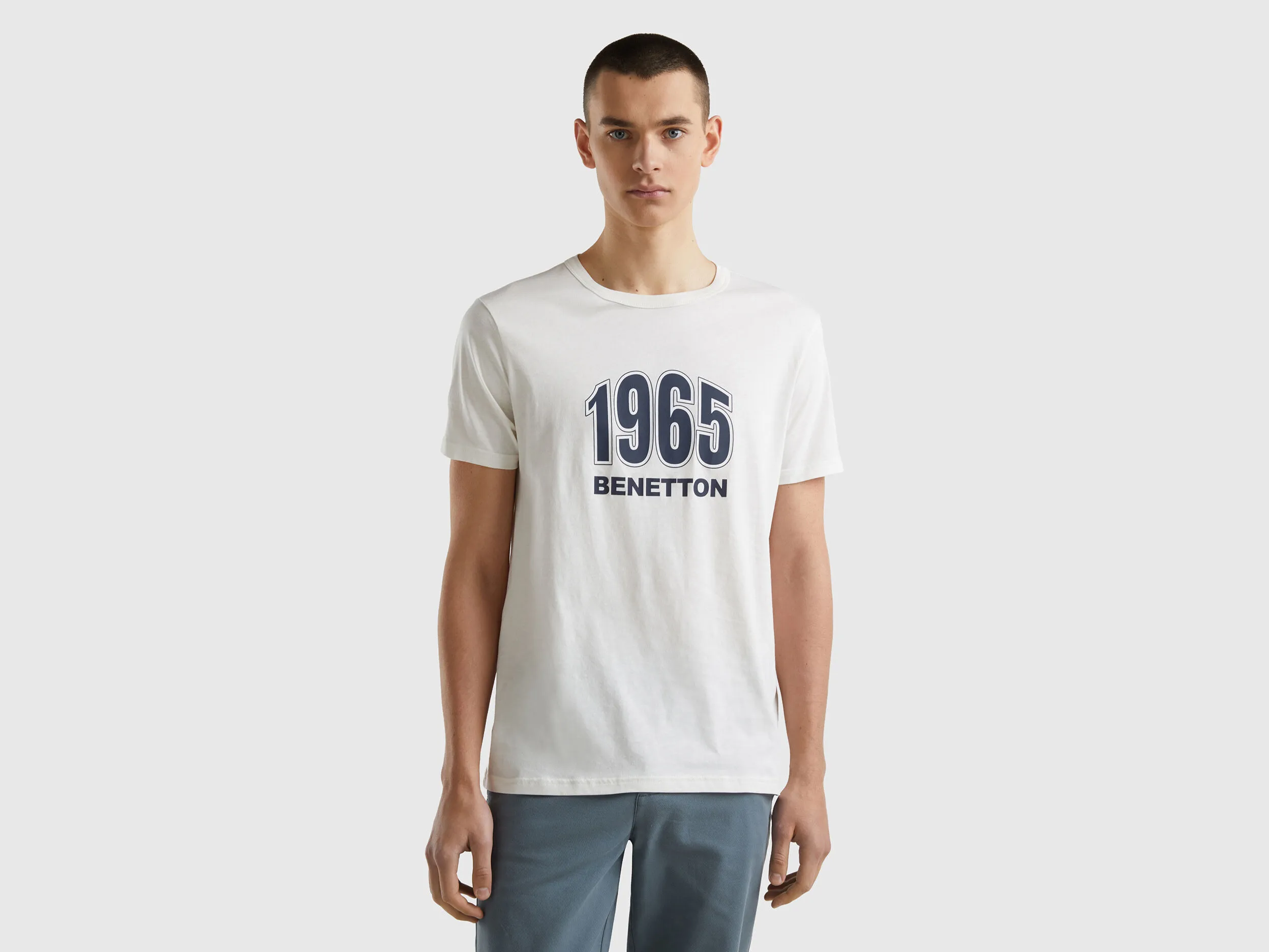 Camiseta blanco crema de algodón orgánico con estampado de logotipo