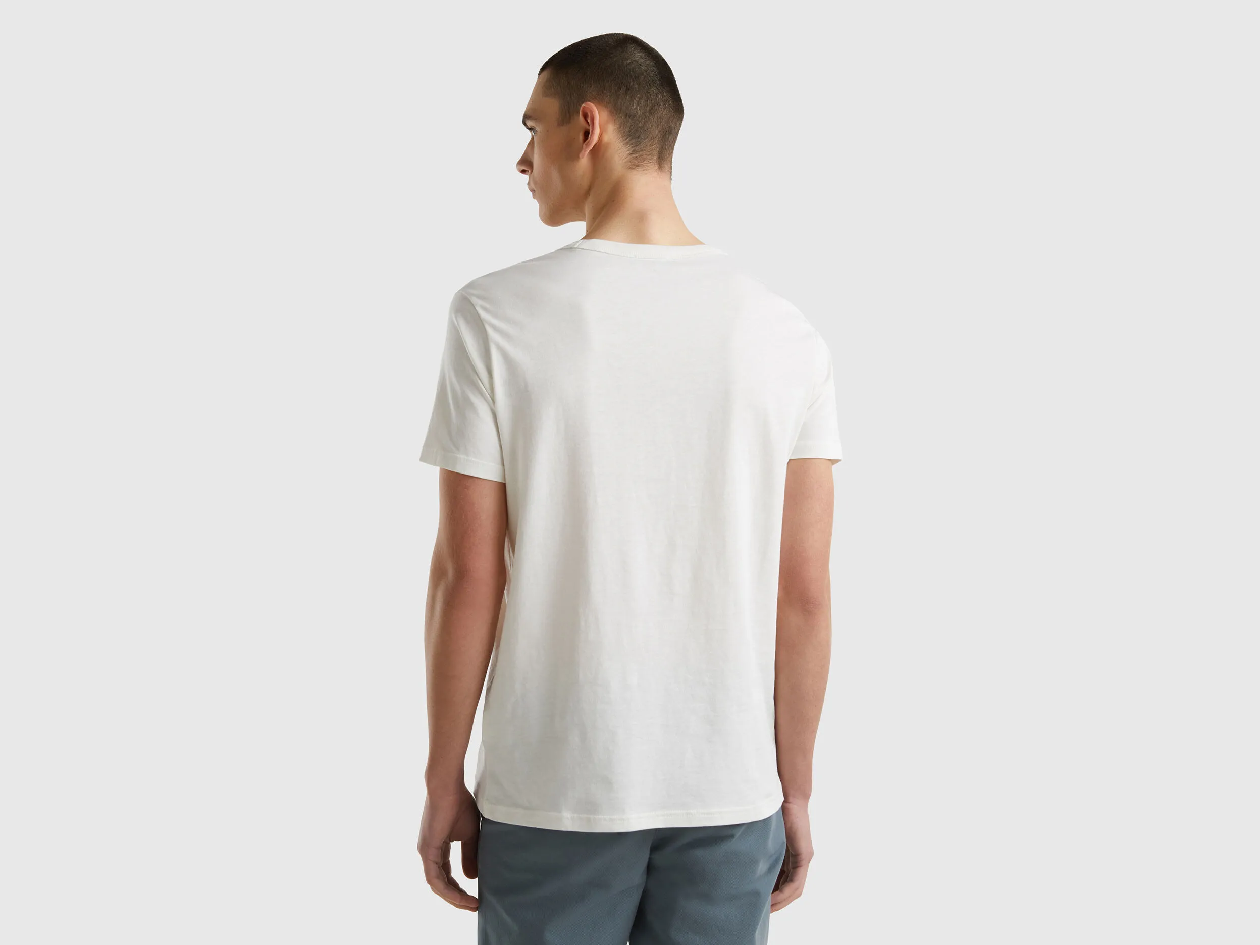 Camiseta blanco crema de algodón orgánico con estampado de logotipo