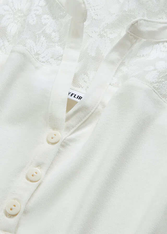 Camiseta con cuello henley y encaje de viscosa sostenible Blanco lana