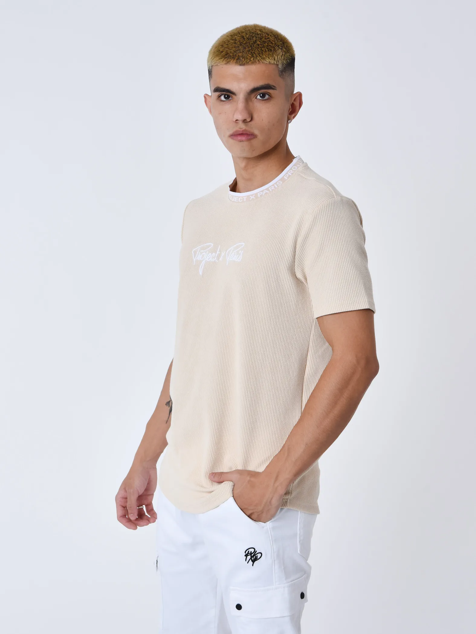 Camiseta con textura bordada