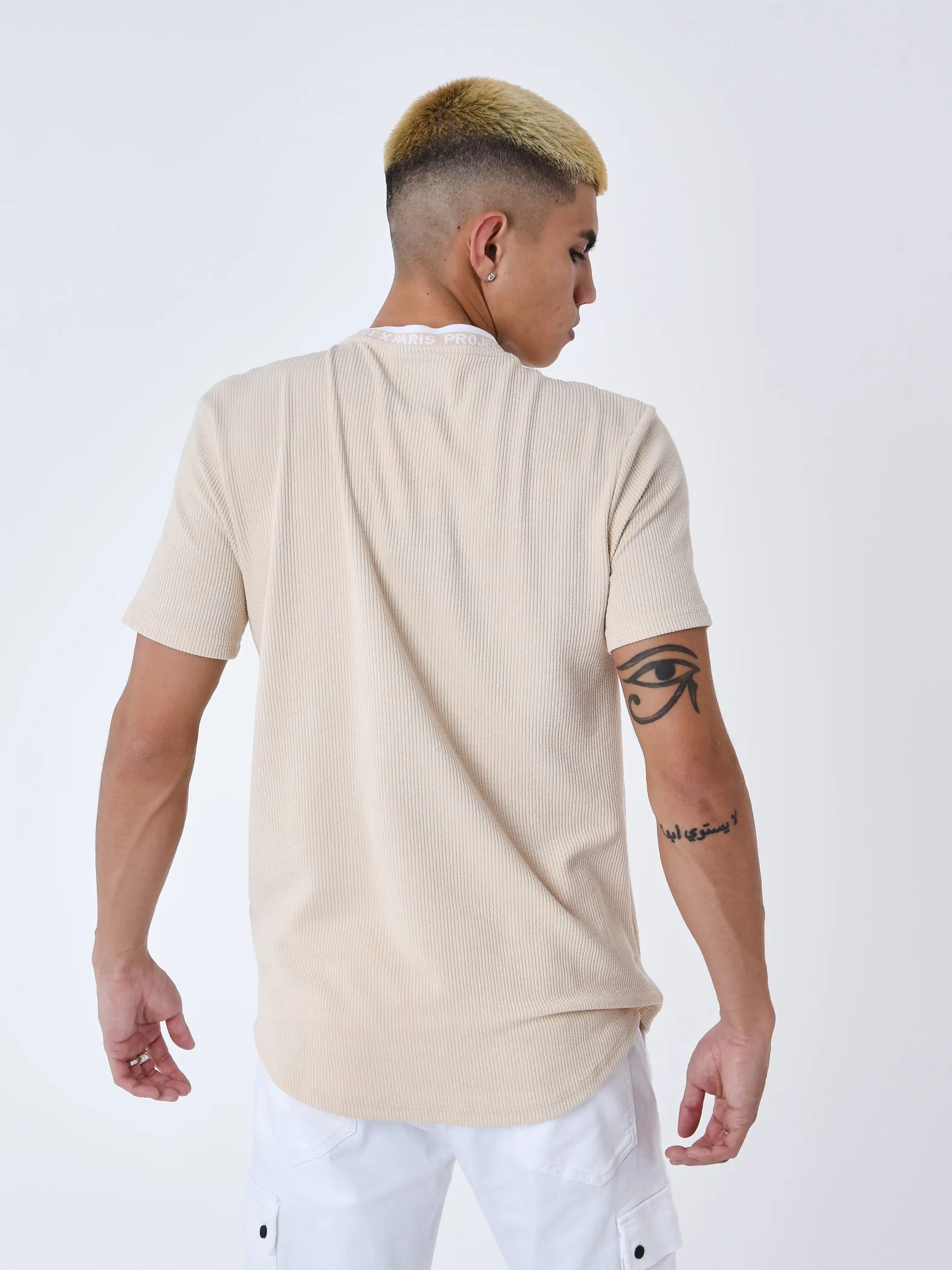 Camiseta con textura bordada