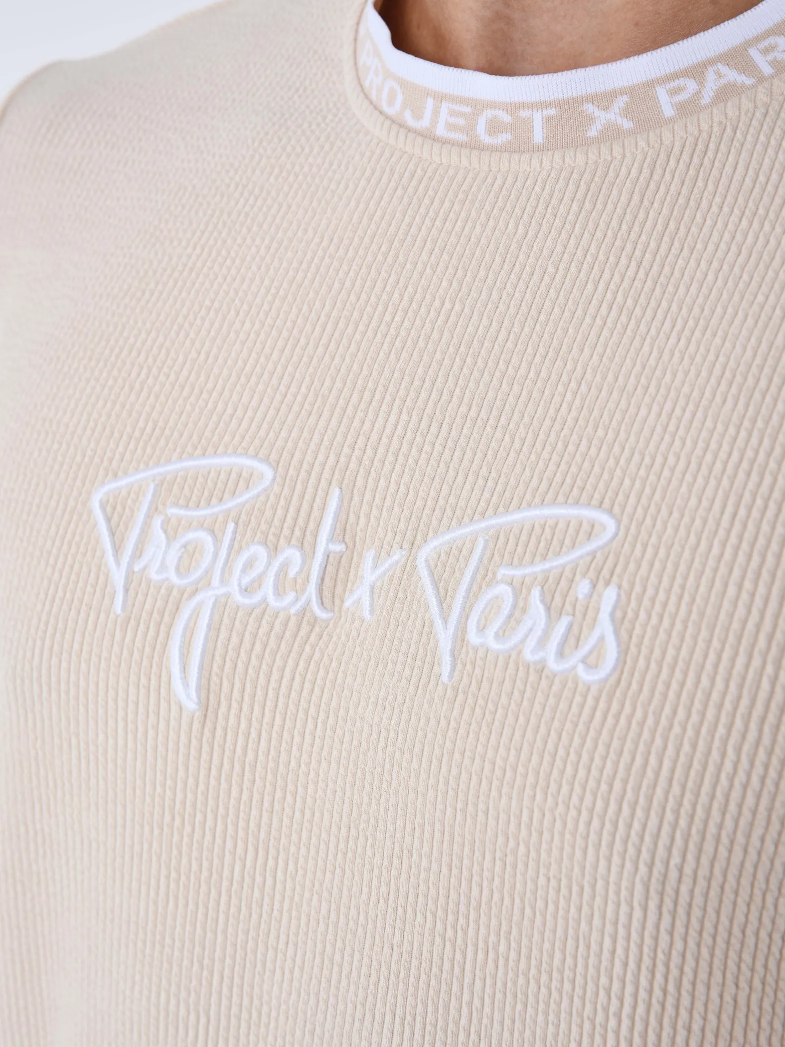 Camiseta con textura bordada