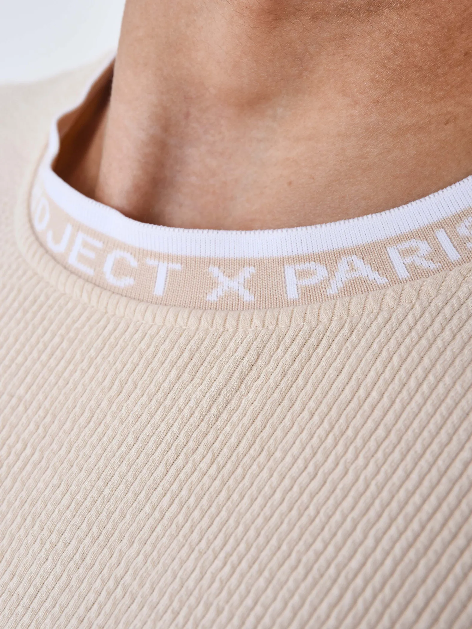 Camiseta con textura bordada