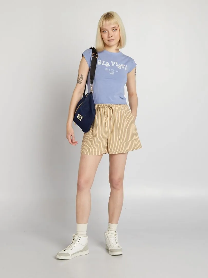 CAMISETA CROPPED ELáSTICA ESTAMPADA  AZUL