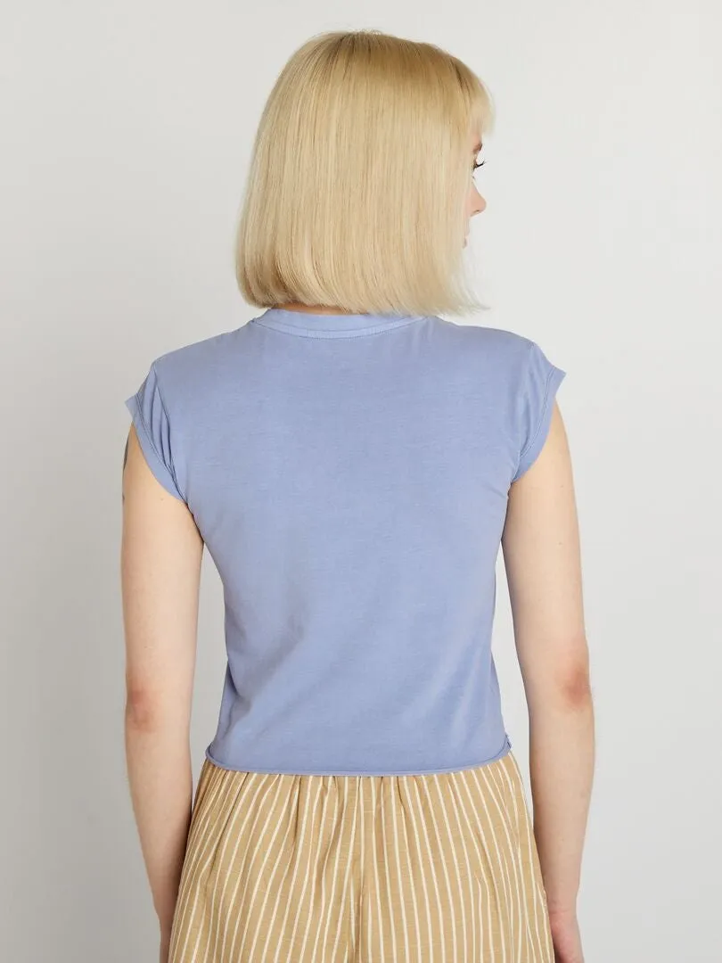 CAMISETA CROPPED ELáSTICA ESTAMPADA  AZUL