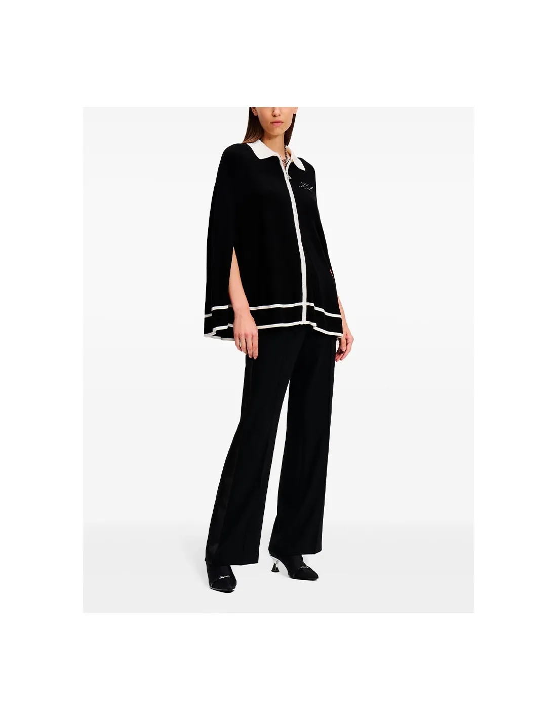 Chaqueta negra tipo capa con detalles en blanco