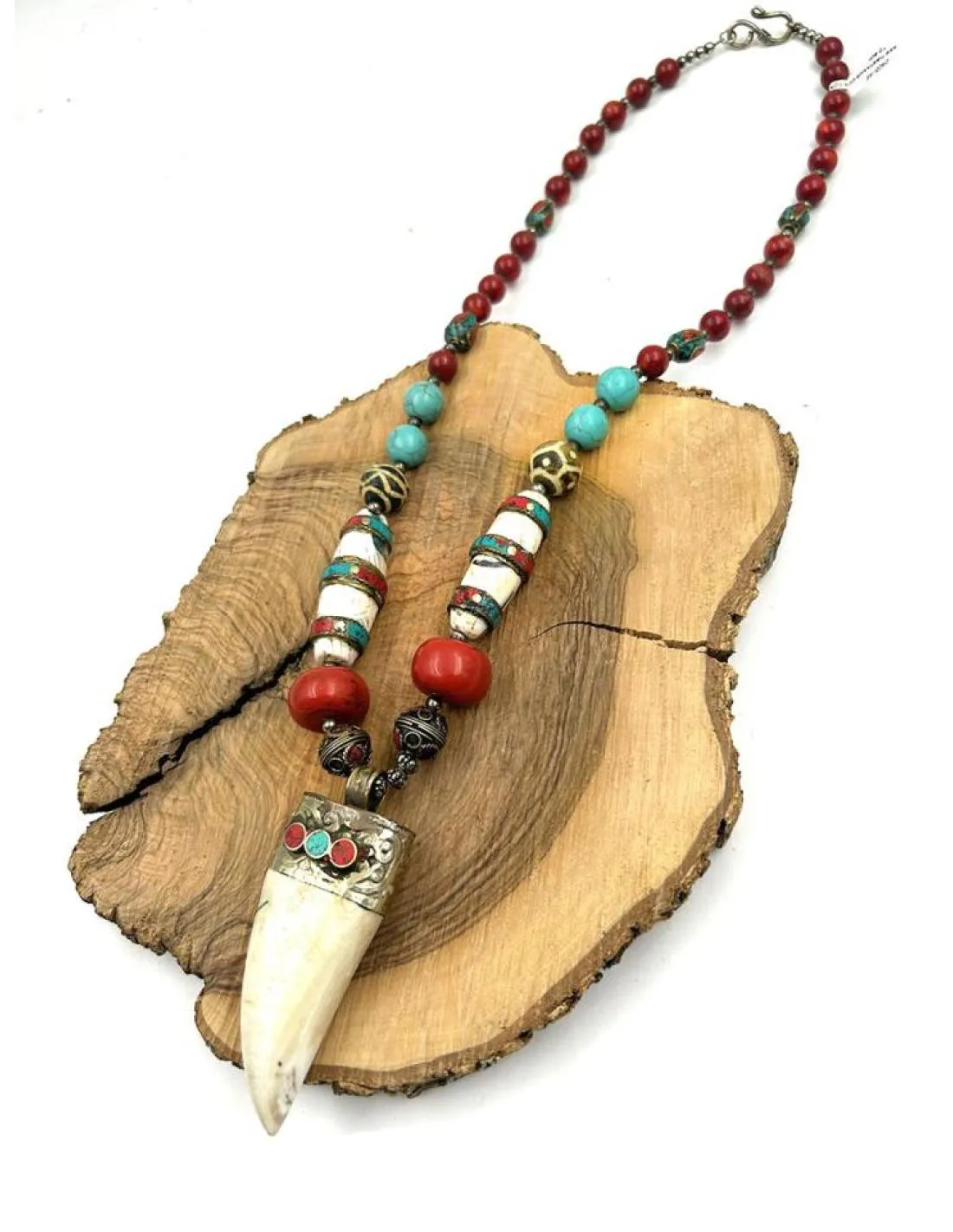 COLLARES TIBETANOS CON CORAL Y COLMILLO ARTESANAL CON PLATA ENVEJECIDA