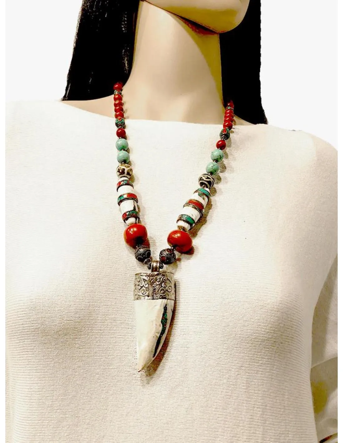 COLLARES TIBETANOS CON CORAL Y COLMILLO ARTESANAL CON PLATA ENVEJECIDA