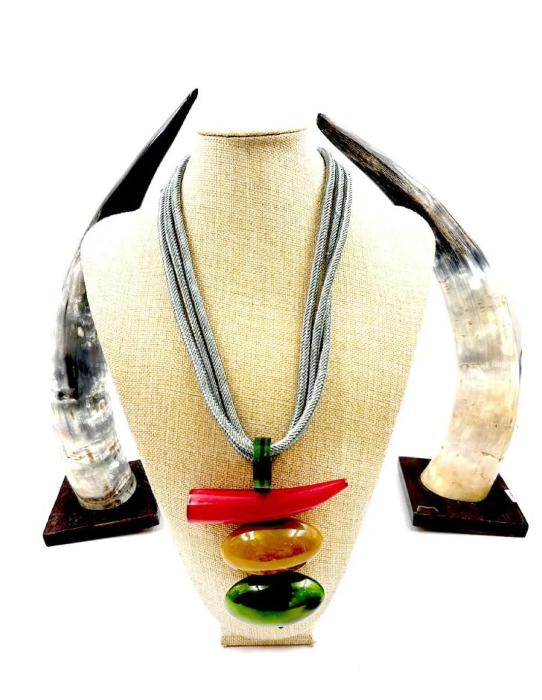 COLLARES VERDES CON COLGANTE ARTESANAL AFRICANO DE CUERNO