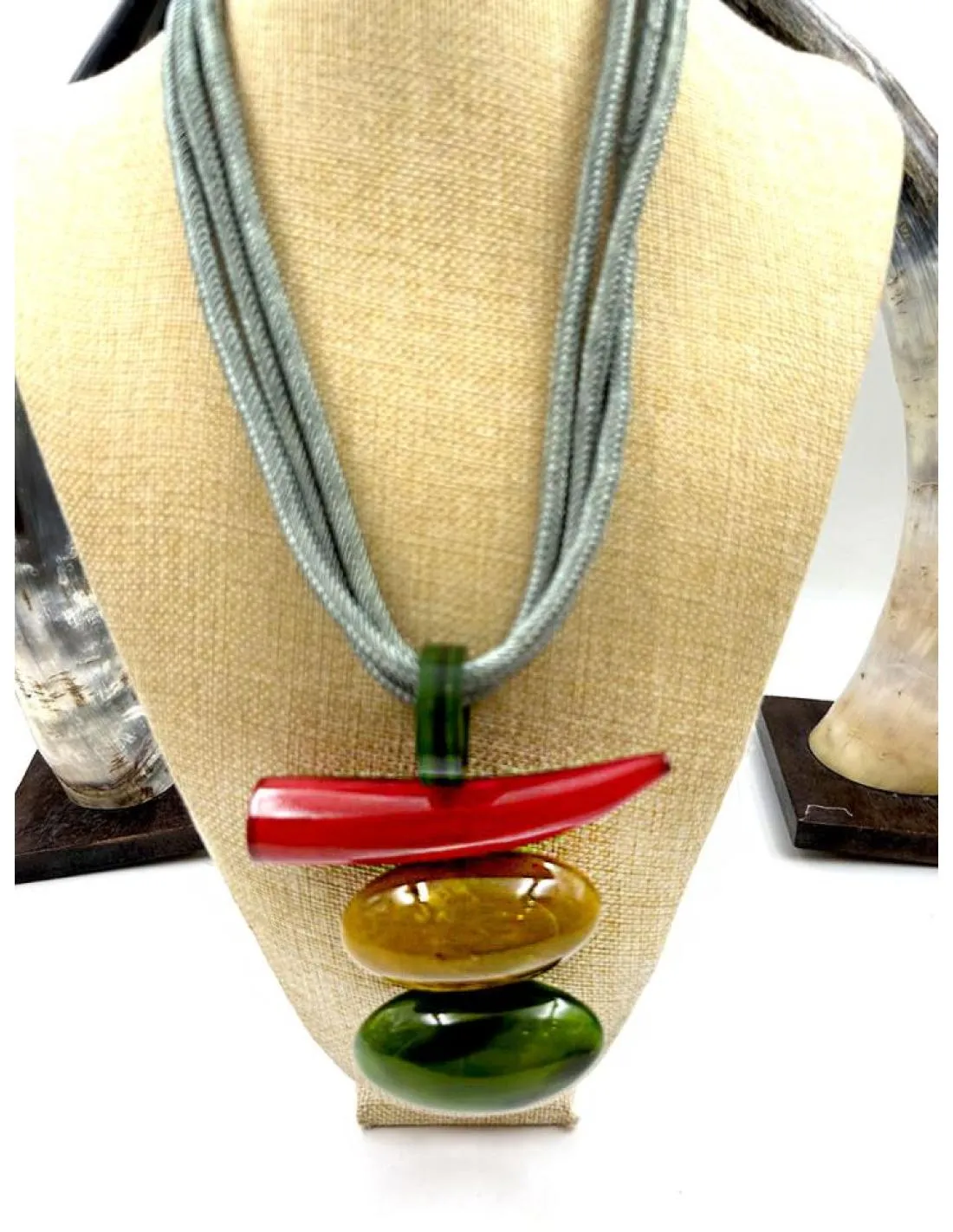 COLLARES VERDES CON COLGANTE ARTESANAL AFRICANO DE CUERNO