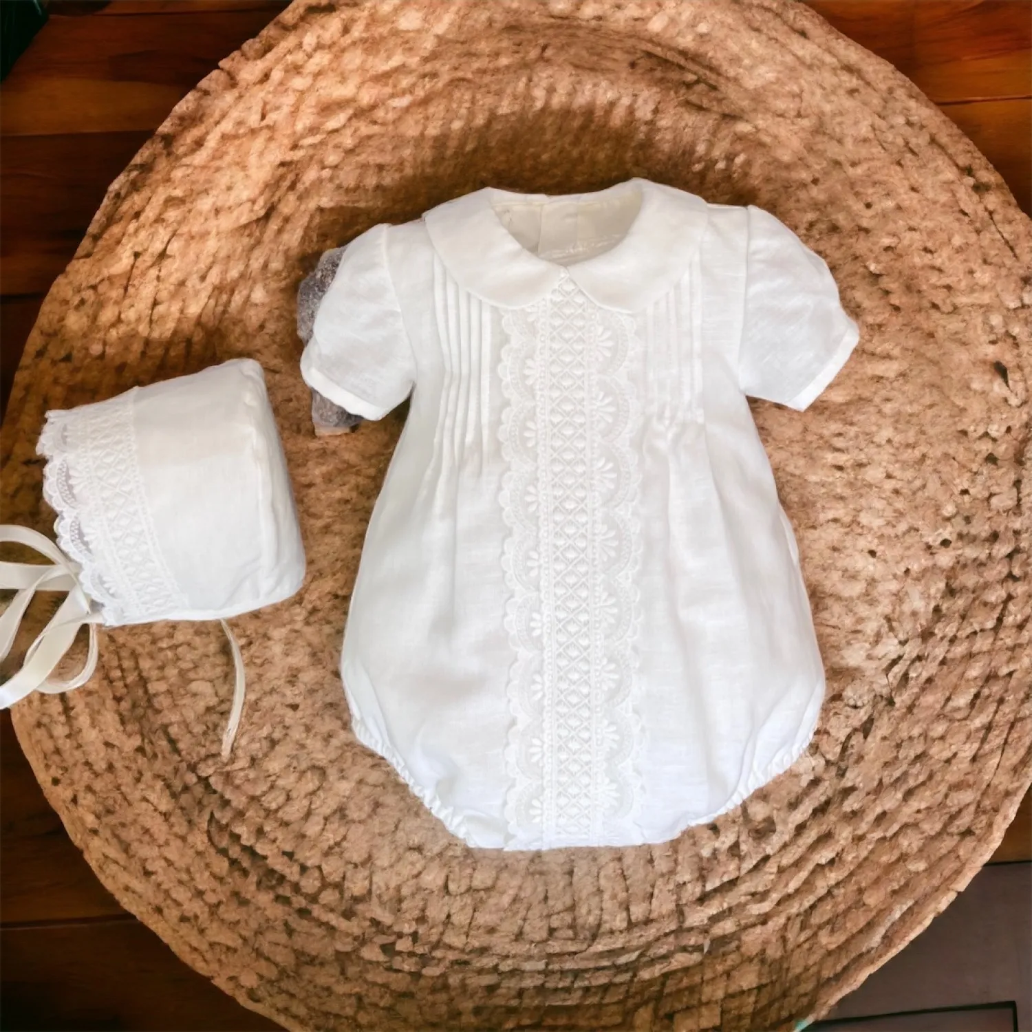 Conjunto Artesanal pelele y capota Colección Cielo