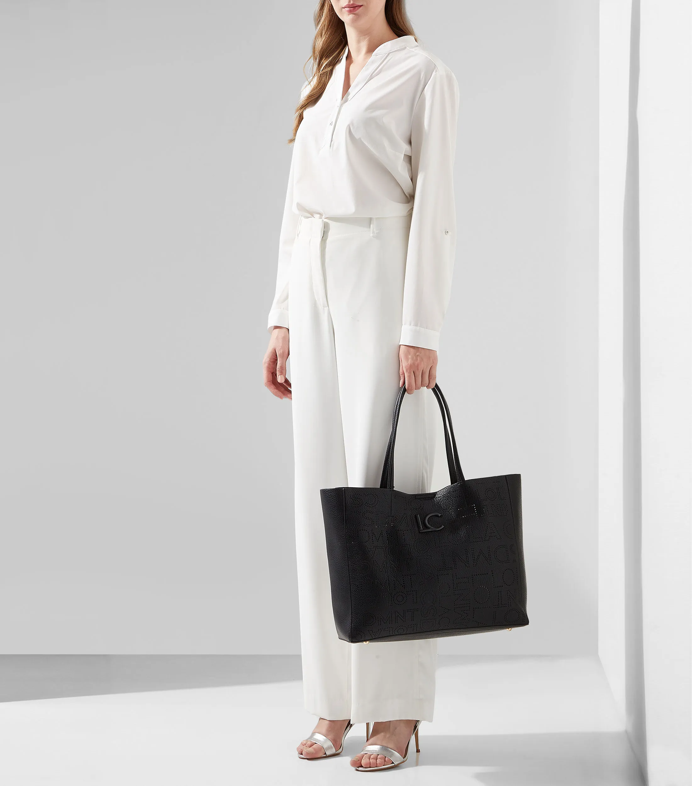 D374_Lola Casademunt Bolso tote troquelado Mujer
