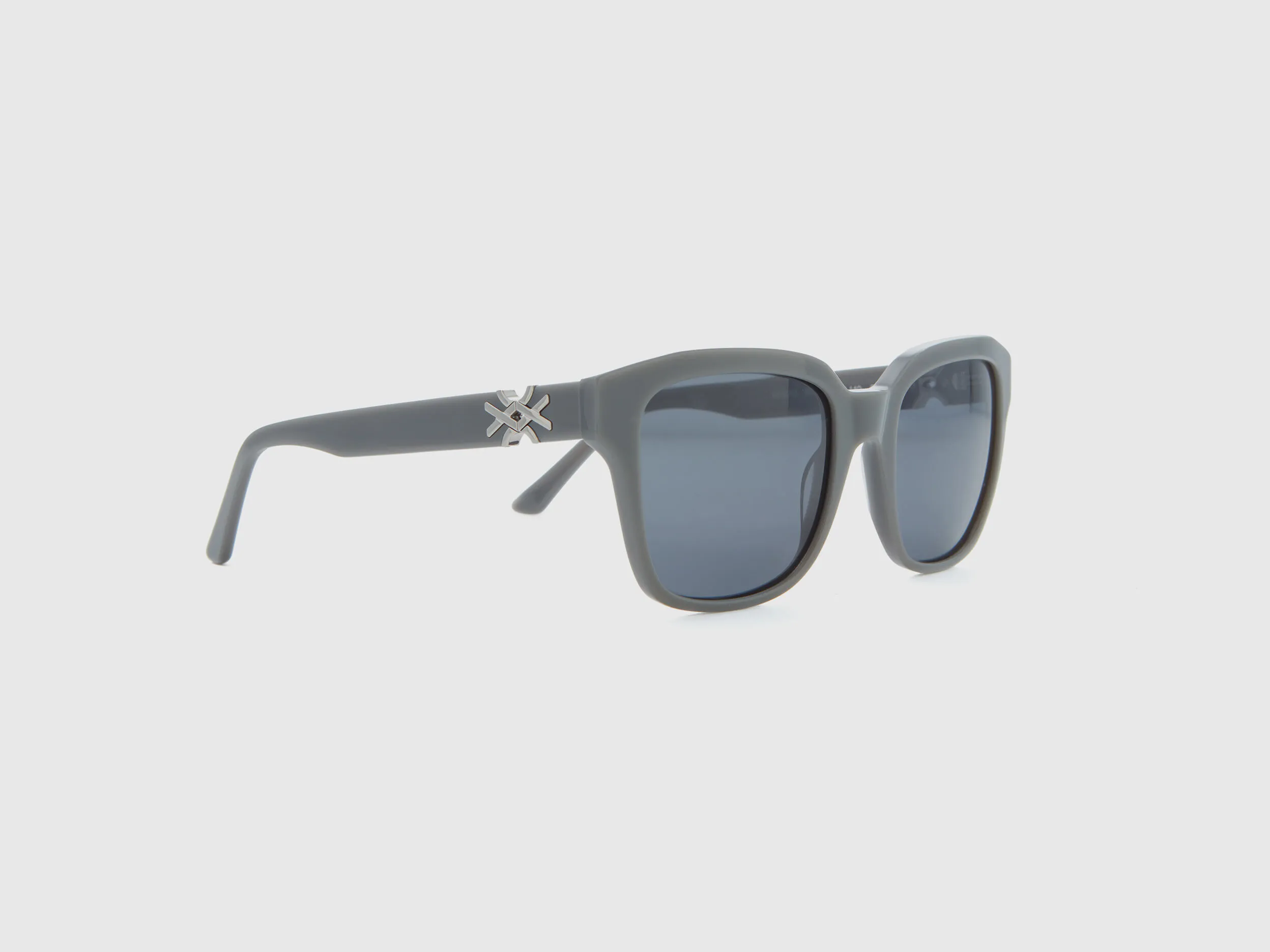 Gafas de sol grises con logotipo