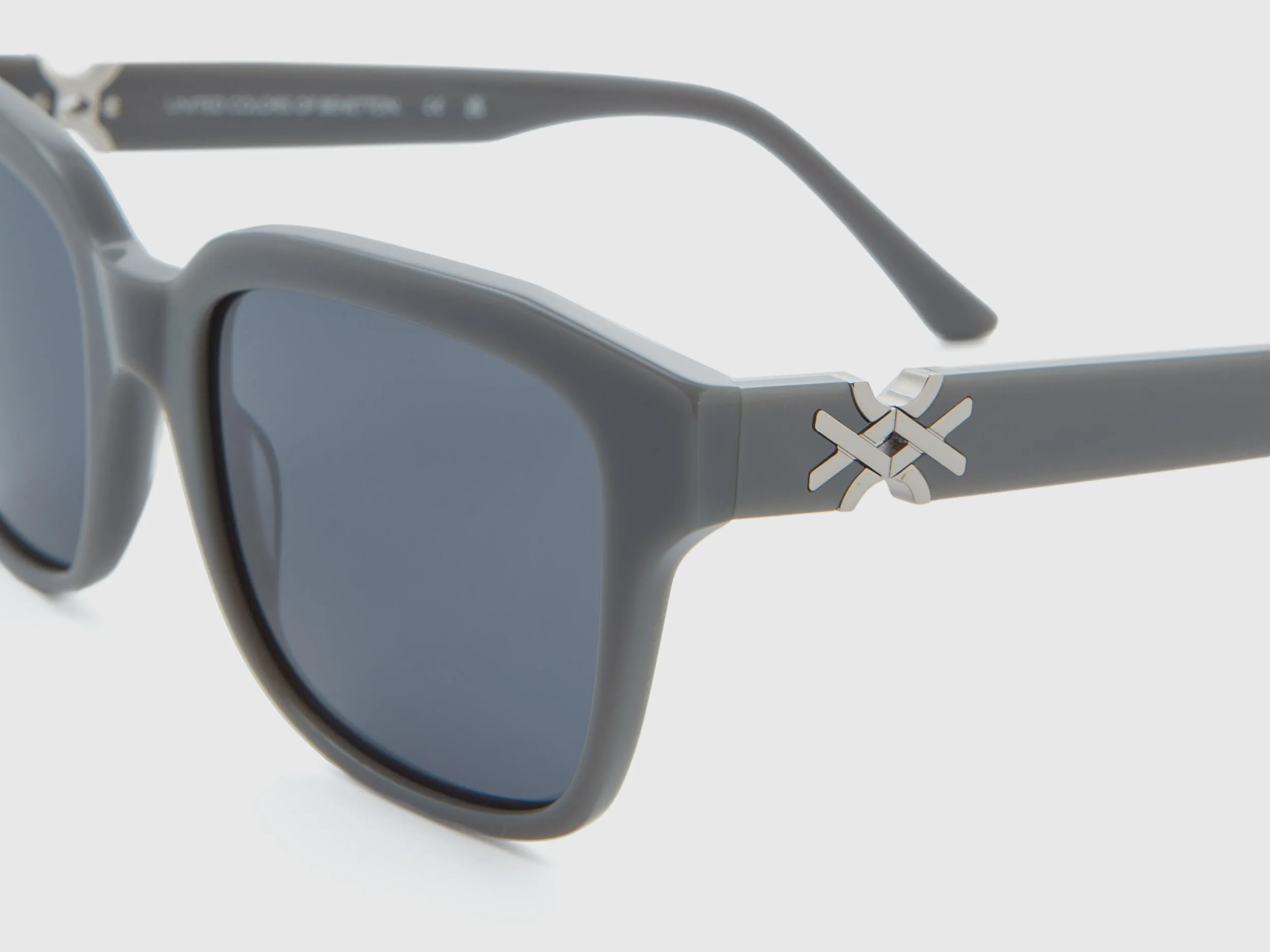 Gafas de sol grises con logotipo