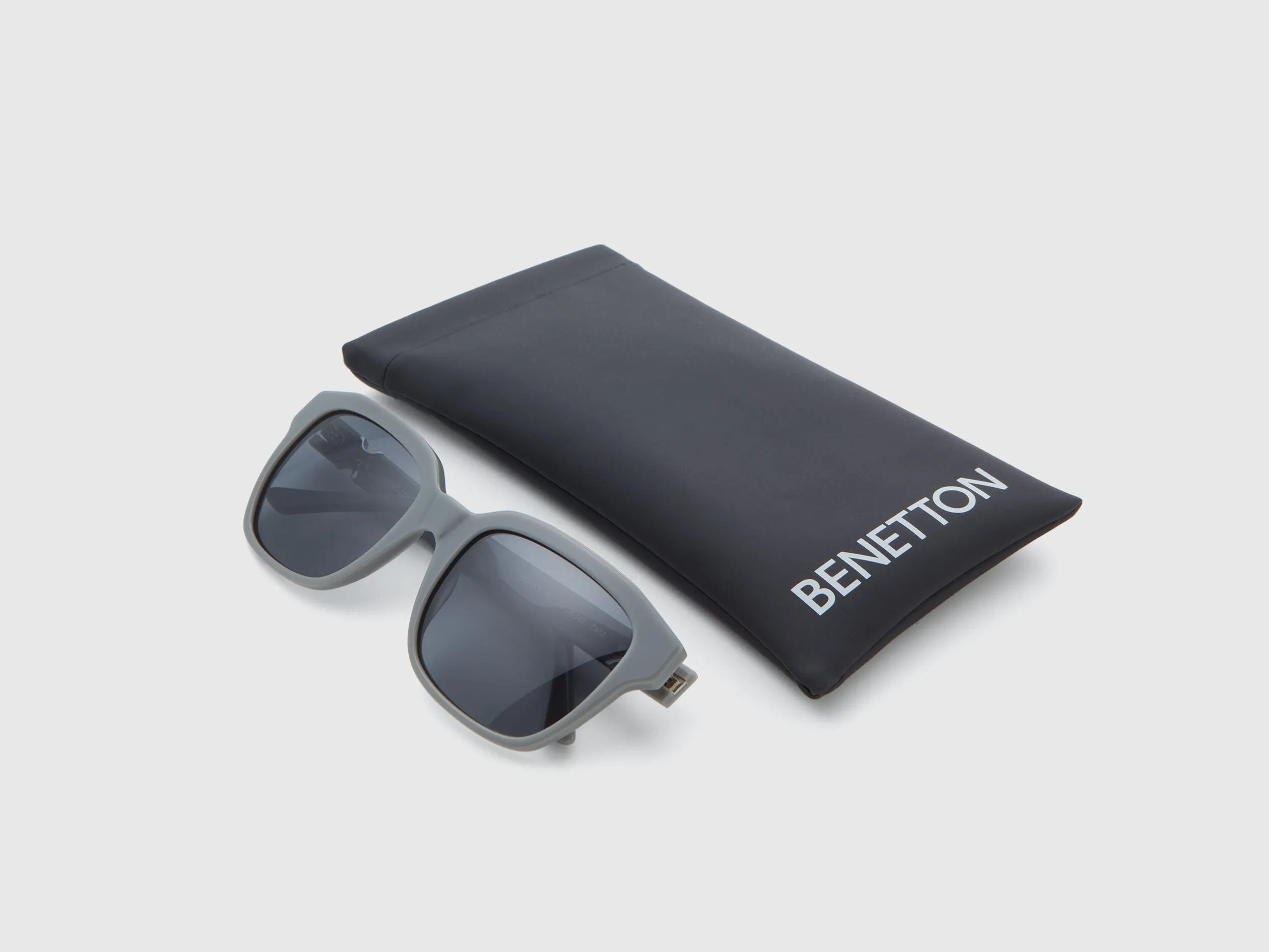 Gafas de sol grises con logotipo