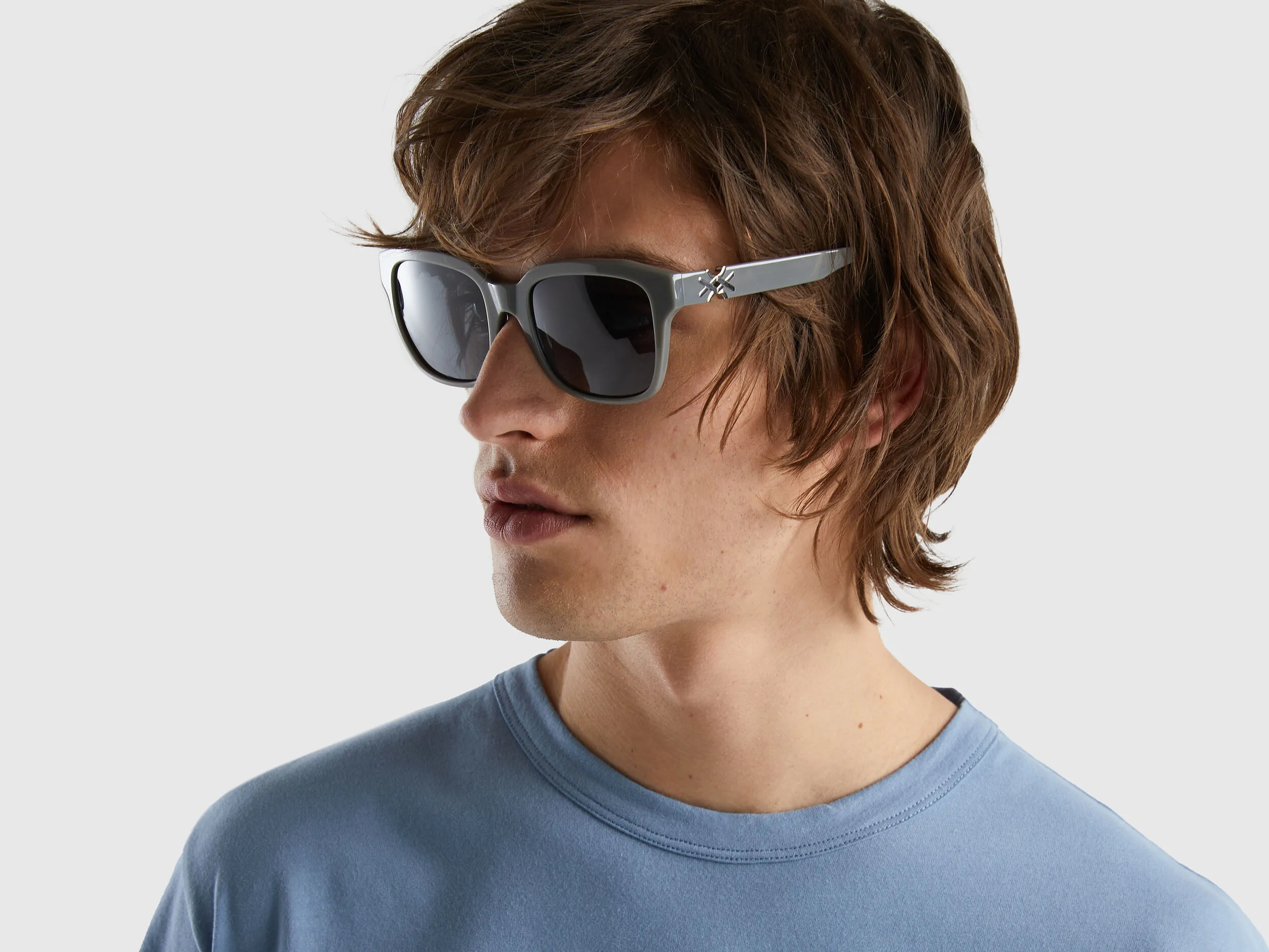 Gafas de sol grises con logotipo