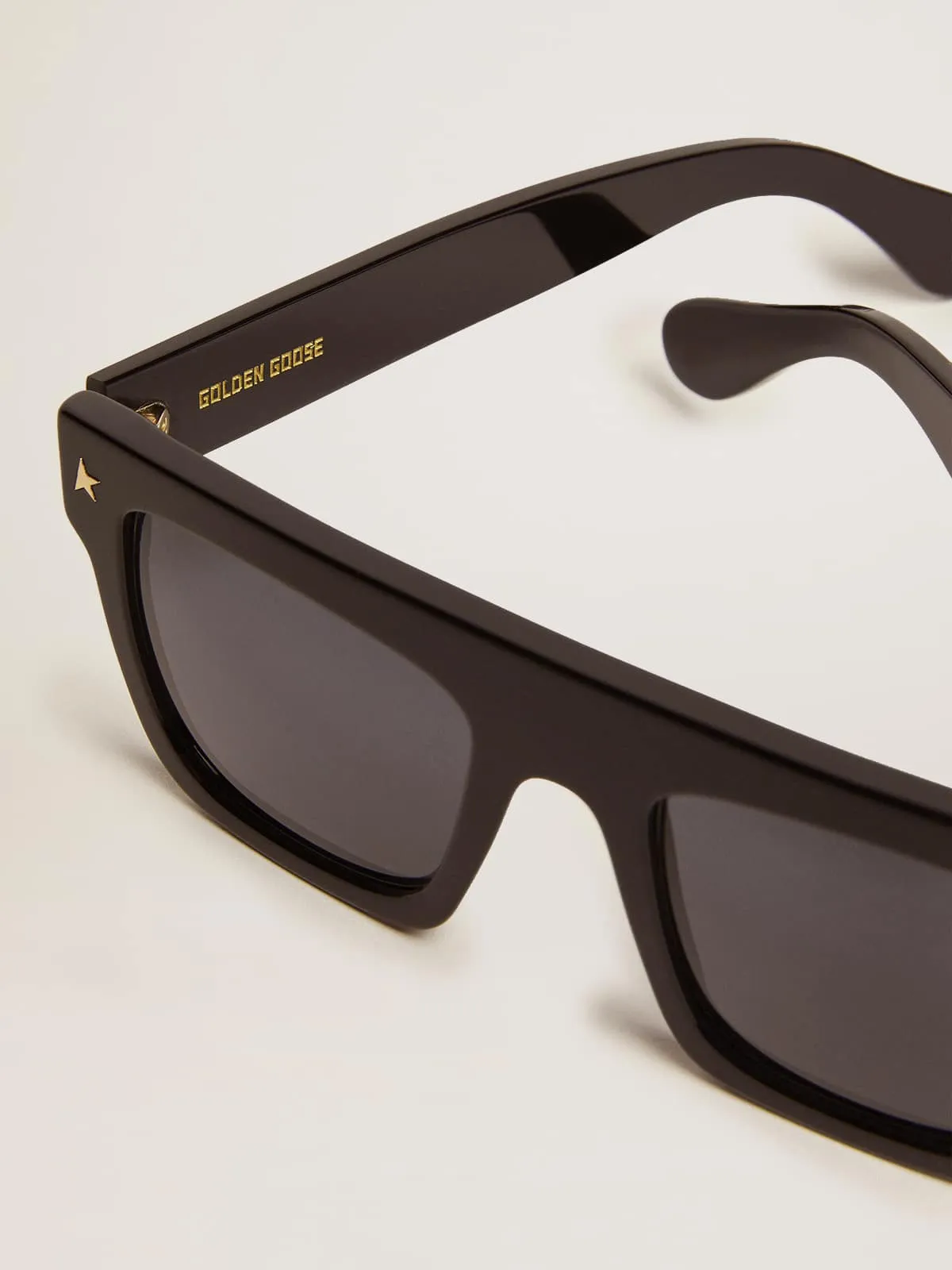Gafas de sol Square con montura negra y detalles dorados