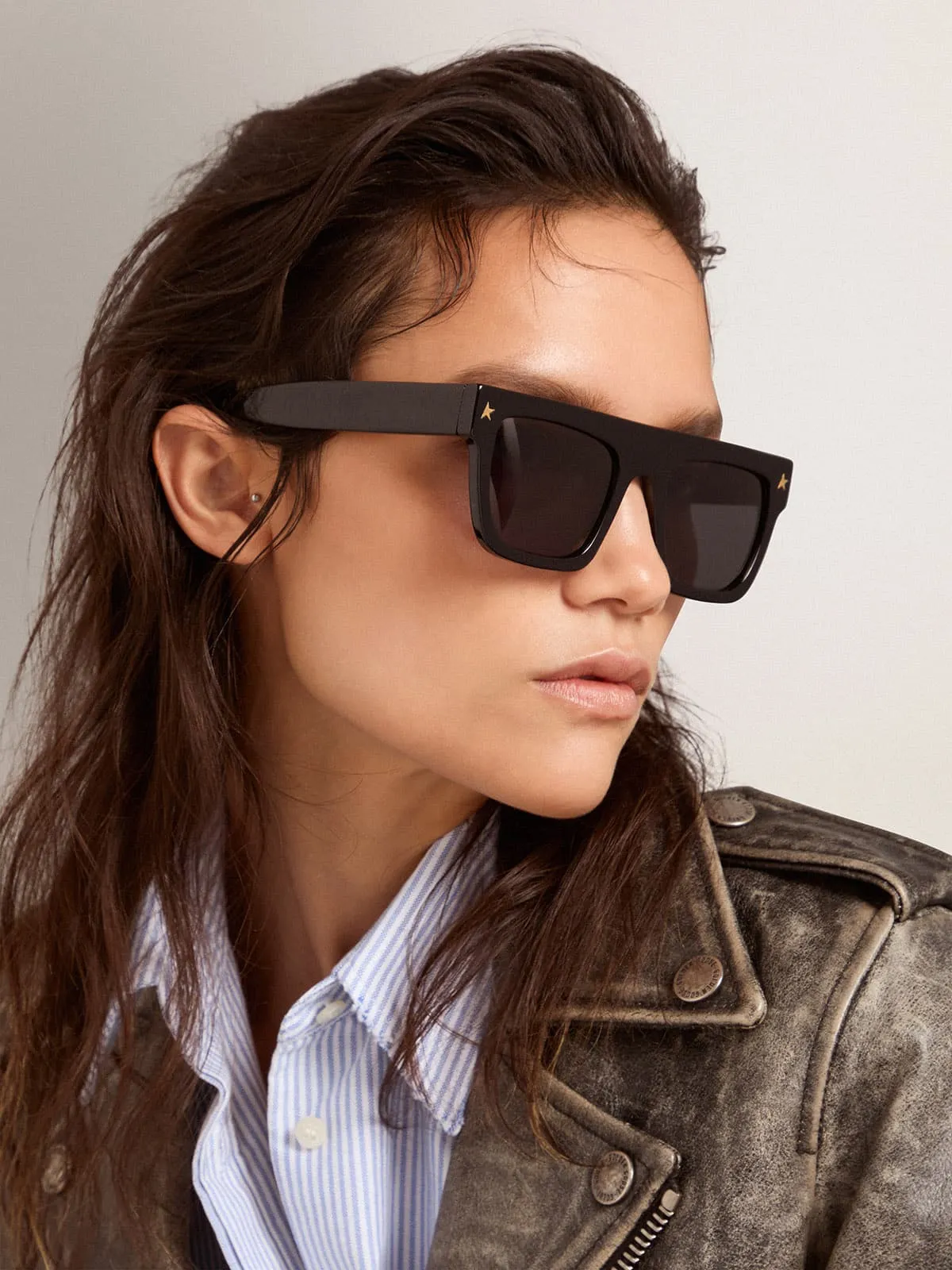 Gafas de sol Square con montura negra y detalles dorados