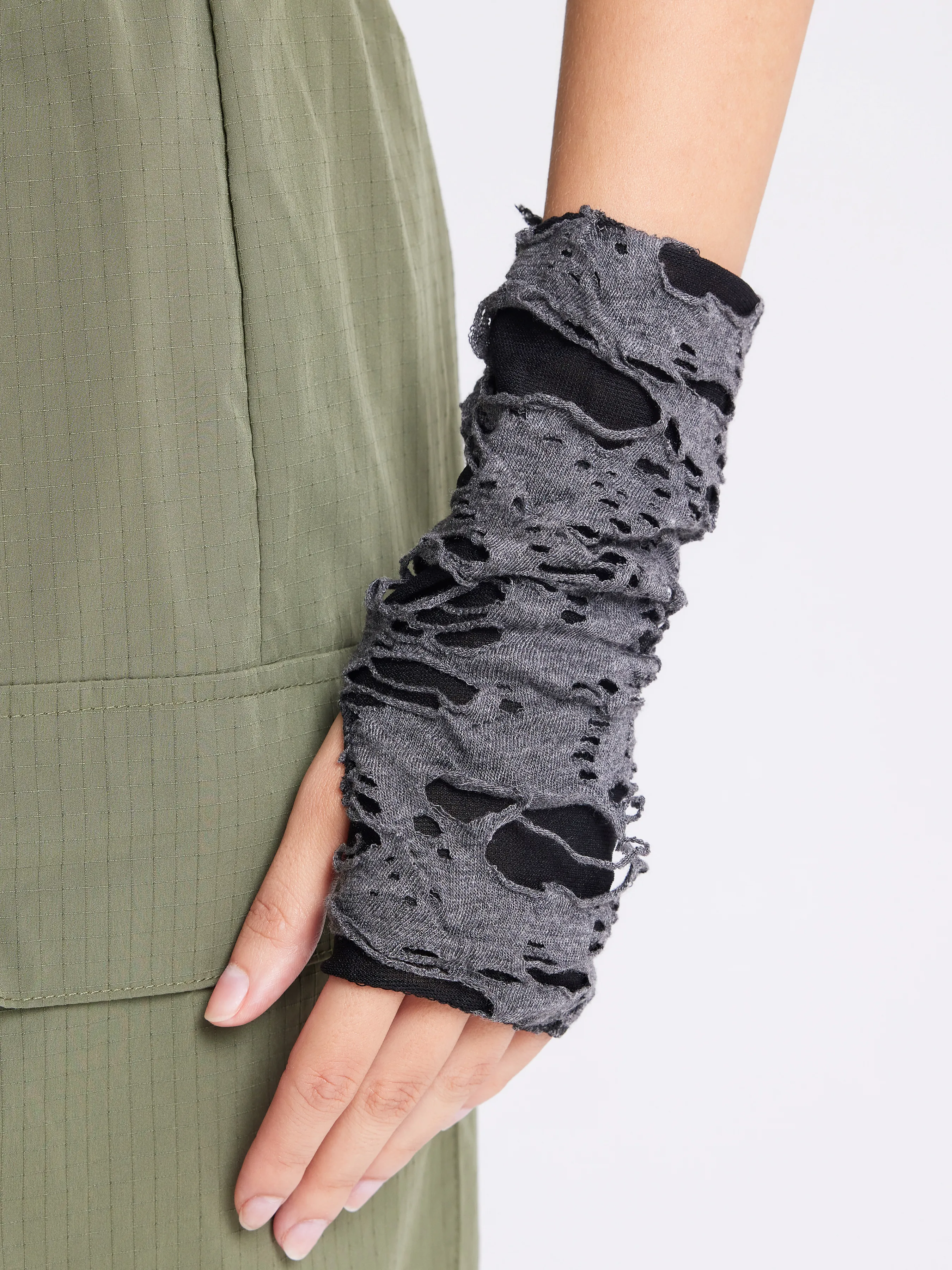 Guantes sin dedos desgarrados