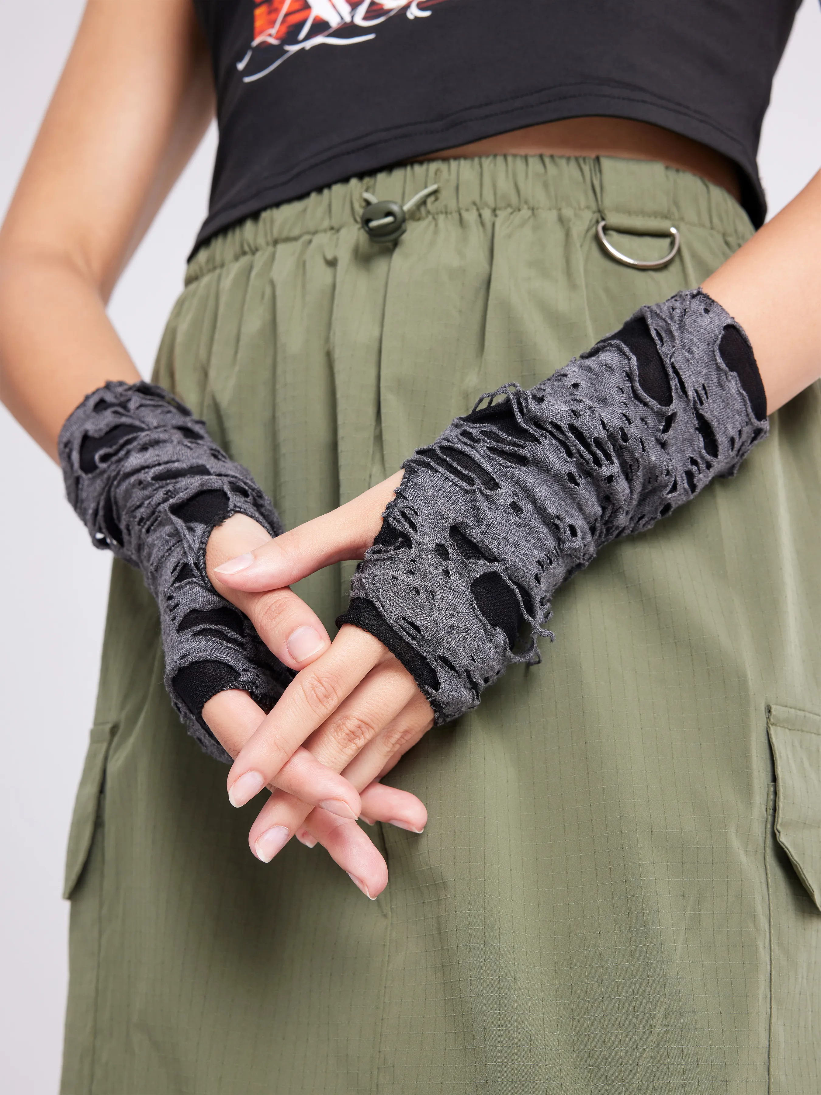 Guantes sin dedos desgarrados