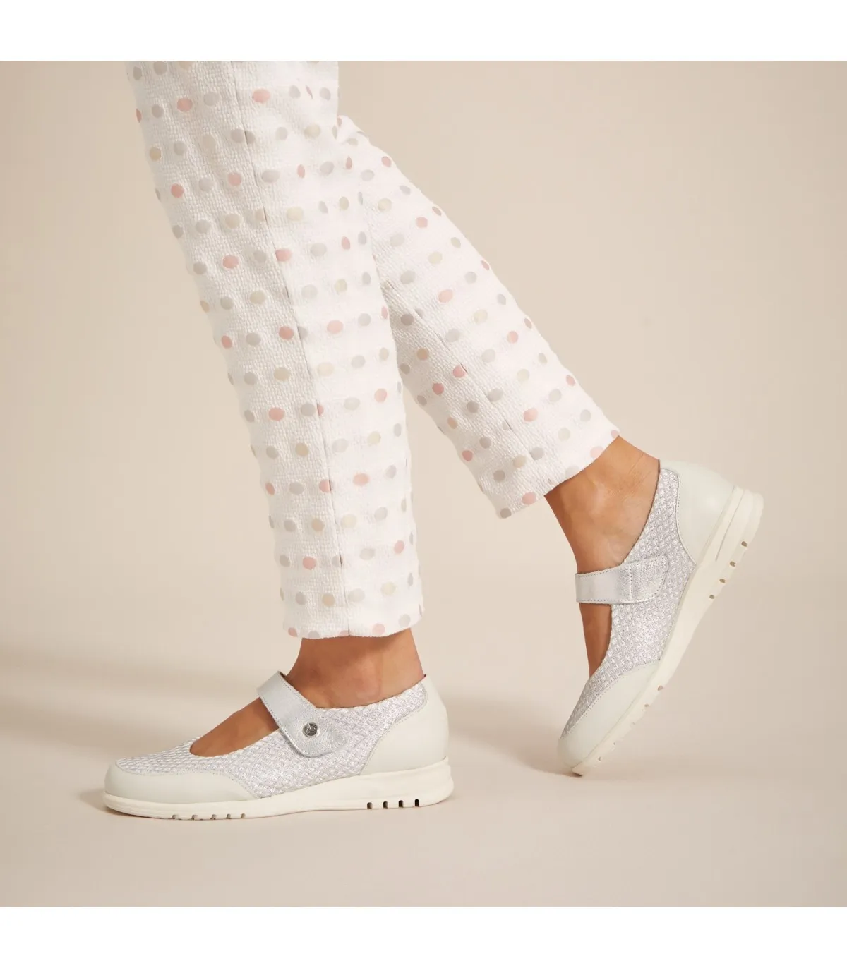 Merceditas de mujer en piel con velcro y suela de goma BLAN