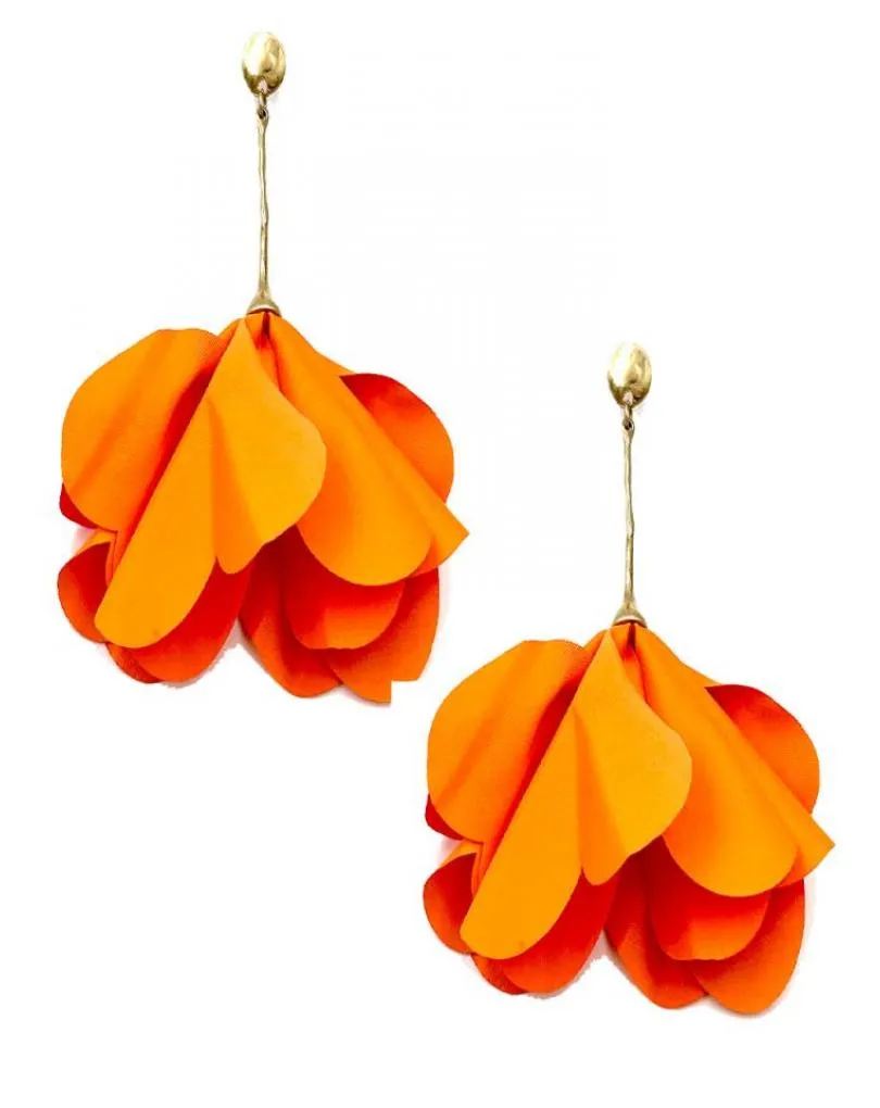 PENDIENTES LARGOS NARANJAS DISEÑO DE PETALOS AIRE FLAMENCO PARA TU LOOK