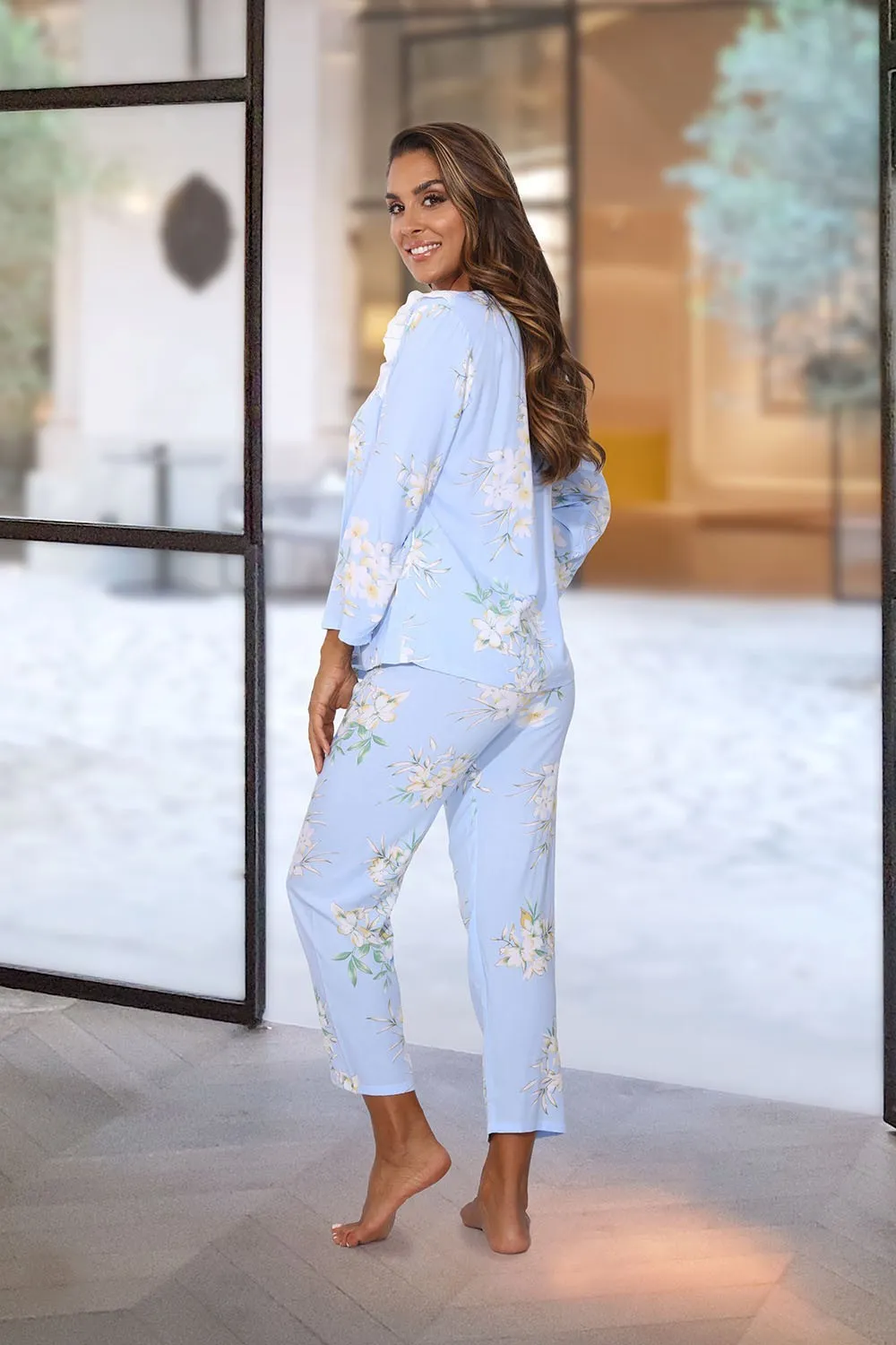 Pijama azul con estampado de flores