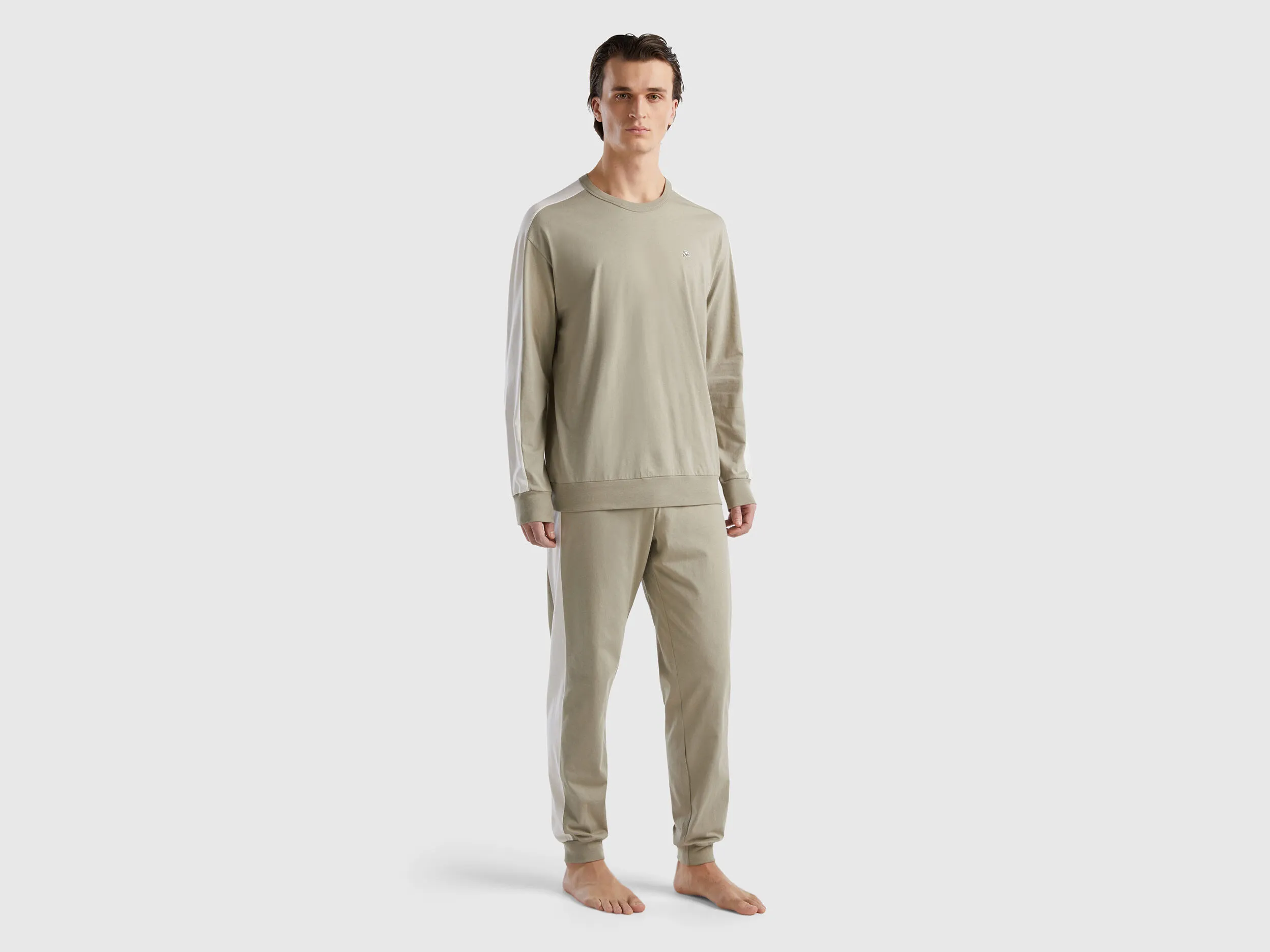 Pijama con bandas laterales