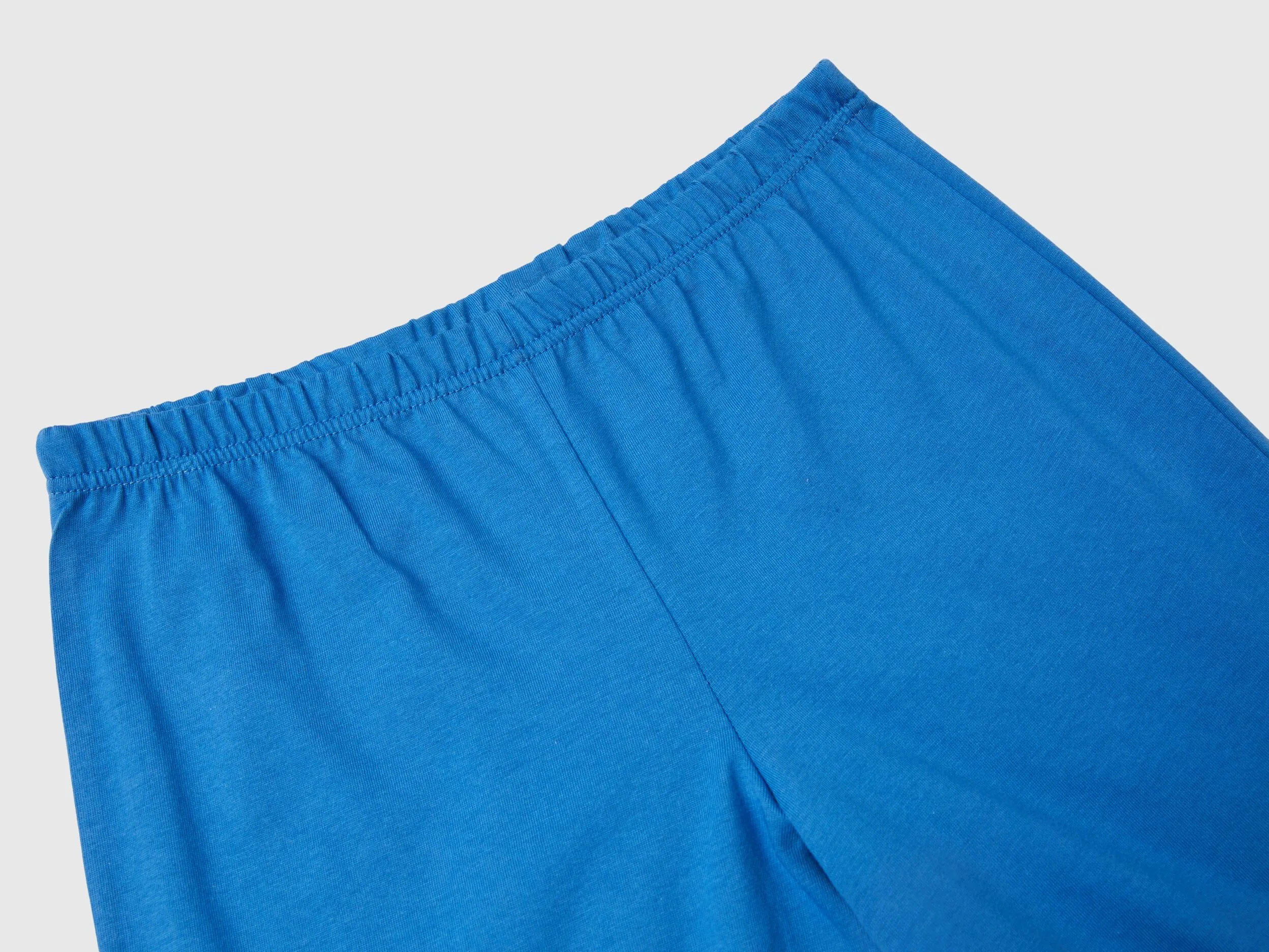 Pijama largo azul oscuro con estampado de logotipo