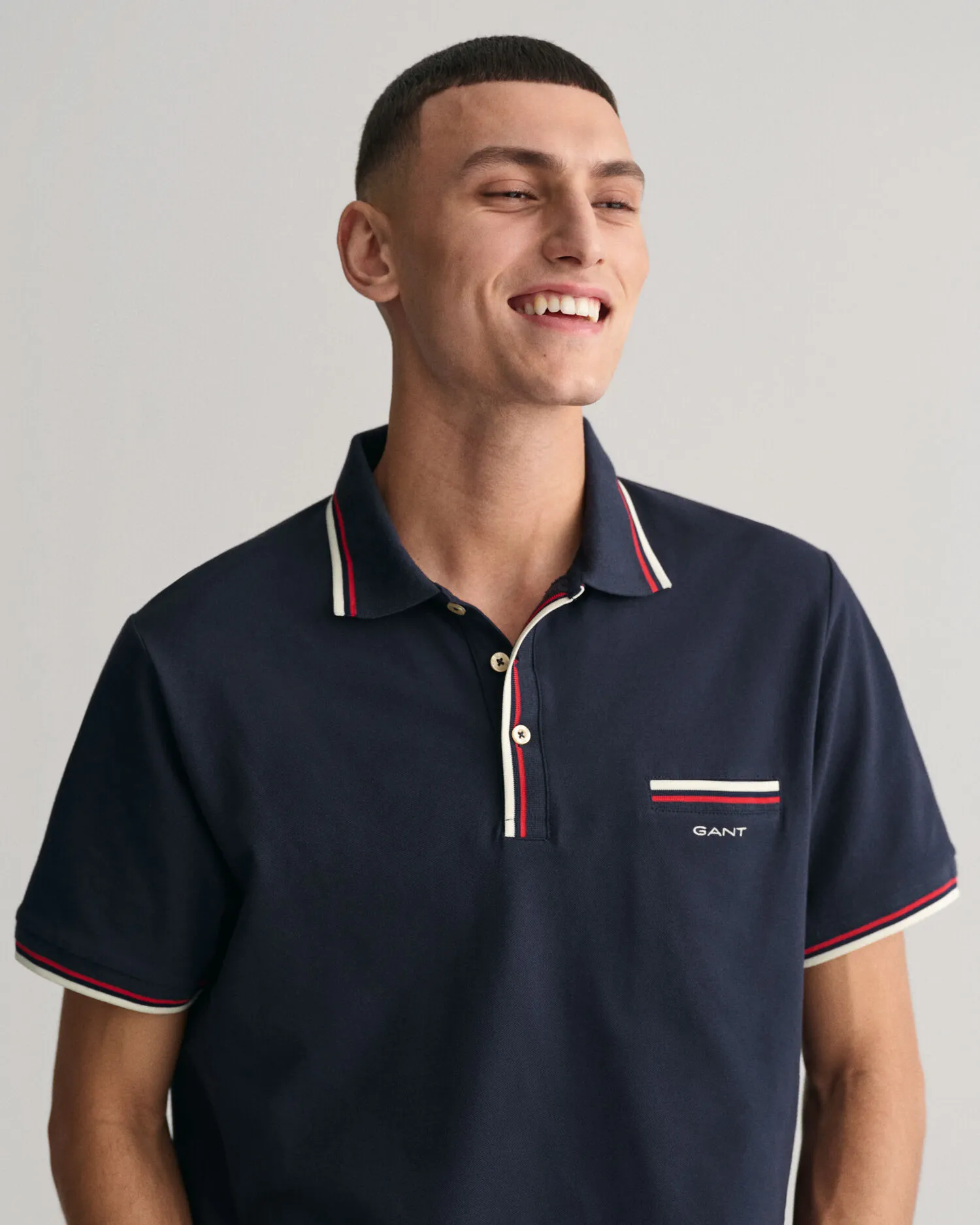 Polo de piqué con ribete en dos colores