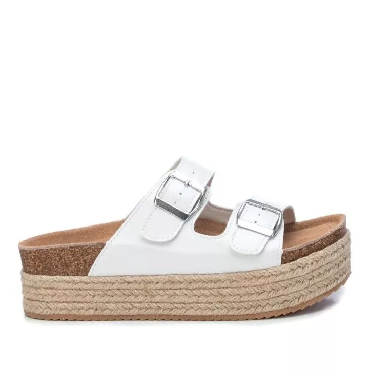 Sandalias plataformas Owel blancas con suela estilo esparto, puntera redonda y acabados en espejo