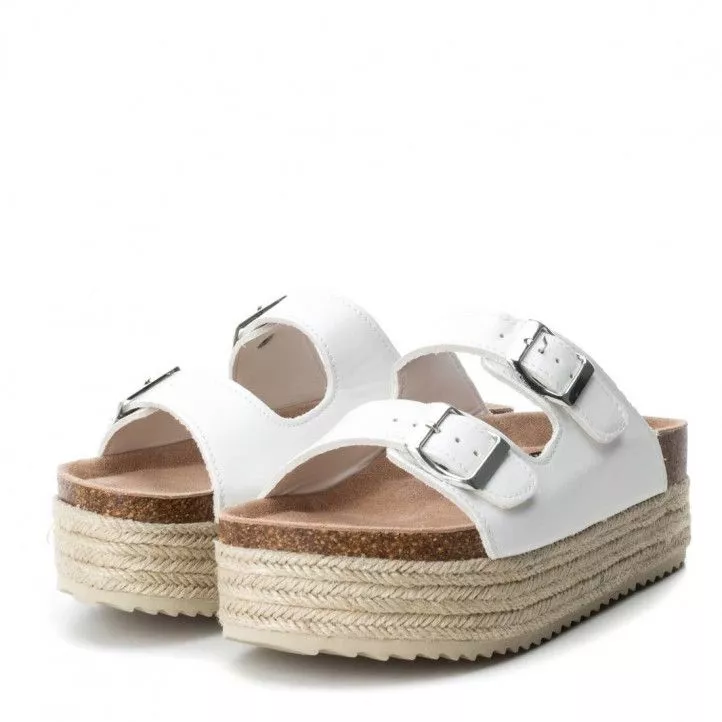 Sandalias plataformas Owel blancas con suela estilo esparto, puntera redonda y acabados en espejo
