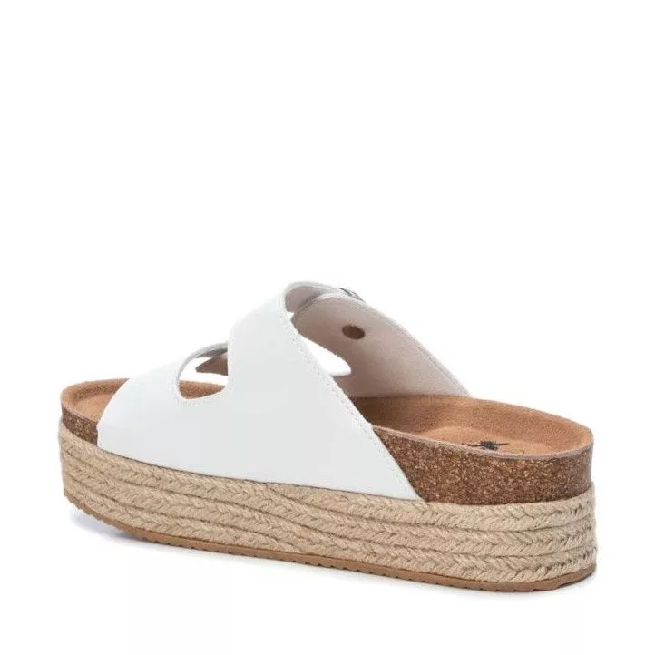 Sandalias plataformas Owel blancas con suela estilo esparto, puntera redonda y acabados en espejo