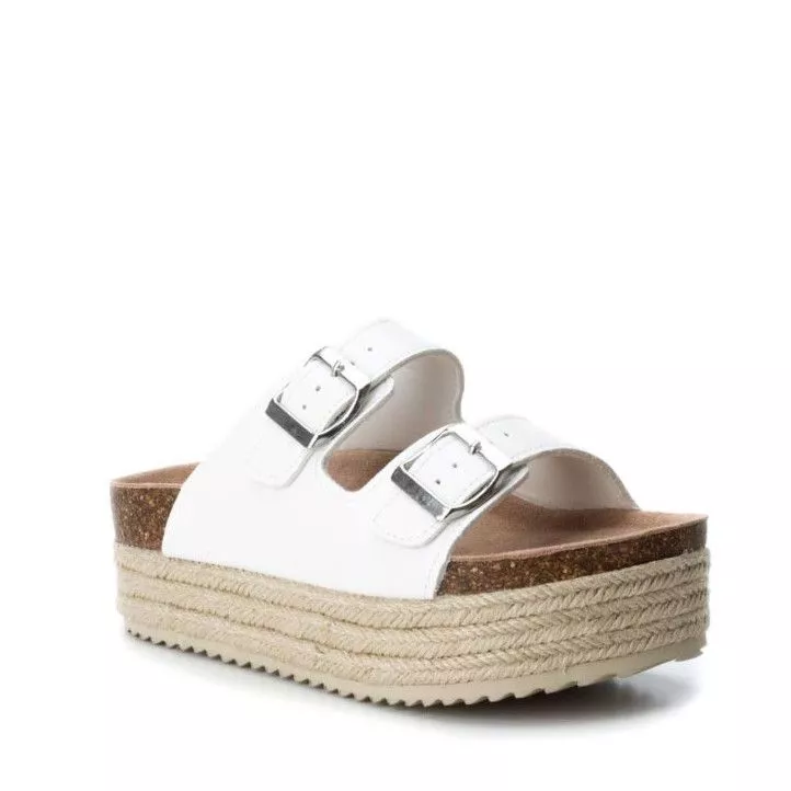 Sandalias plataformas Owel blancas con suela estilo esparto, puntera redonda y acabados en espejo