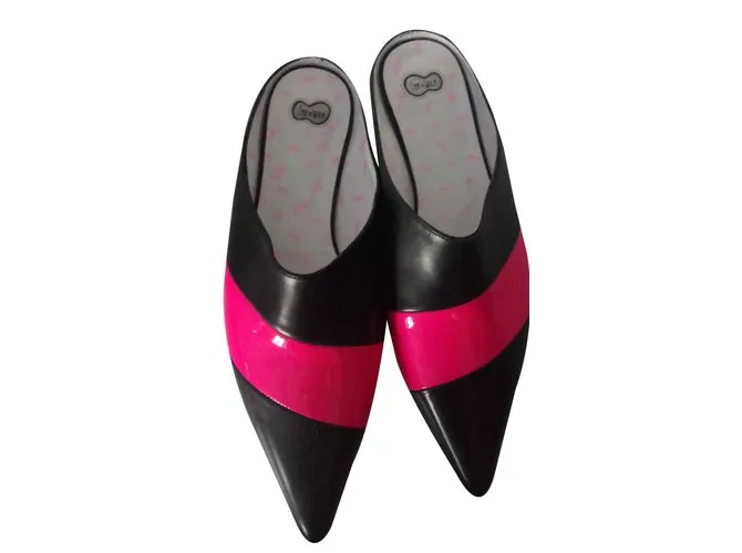 Sublime par de zapatos free lance. Negro Rosa 