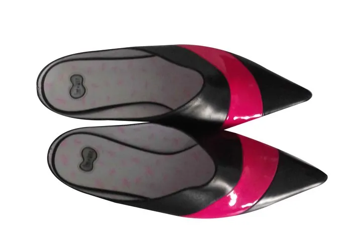 Sublime par de zapatos free lance. Negro Rosa 