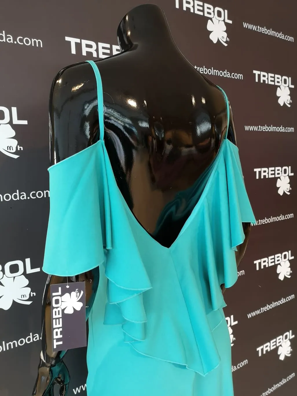 Vestido largo con hombros descubiertos