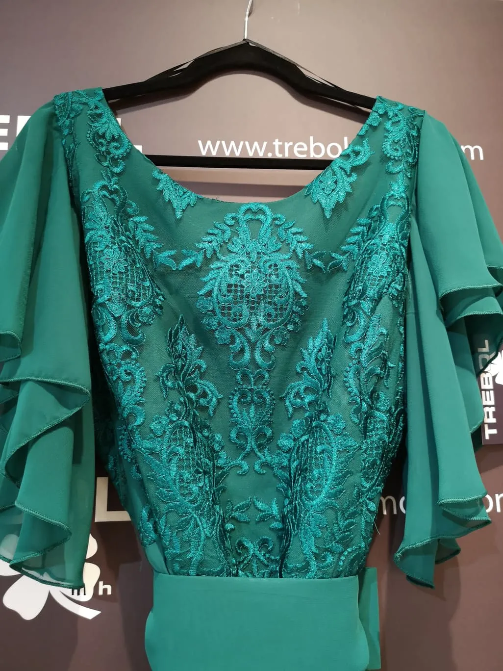 Vestido largo con volantes en sisas