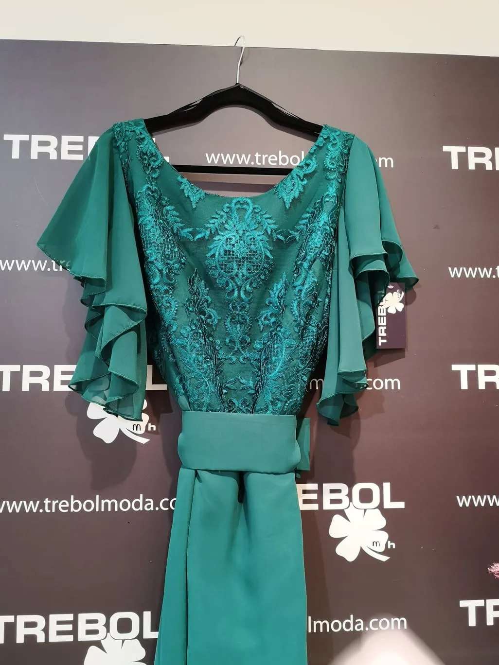 Vestido largo con volantes en sisas