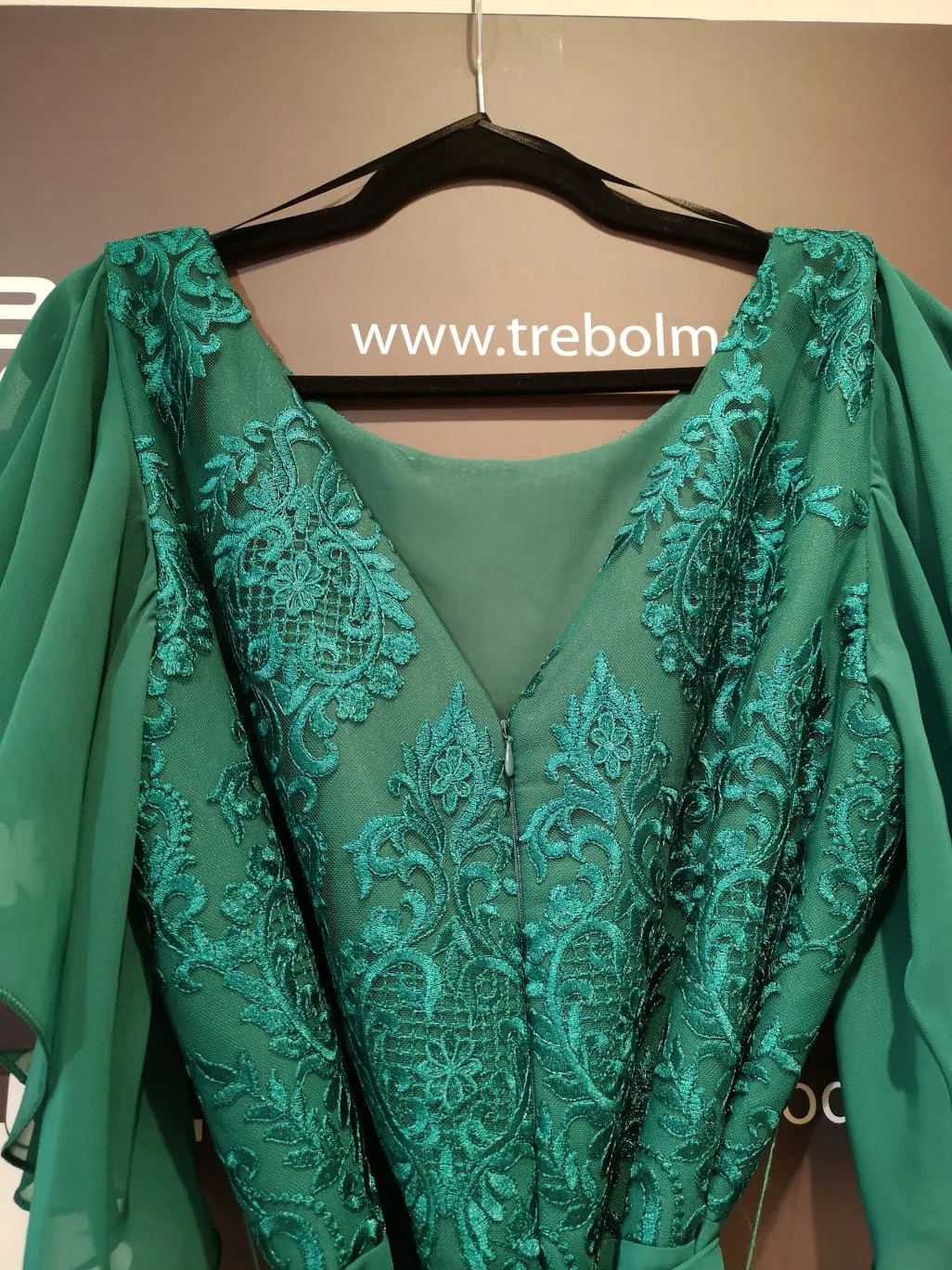 Vestido largo con volantes en sisas