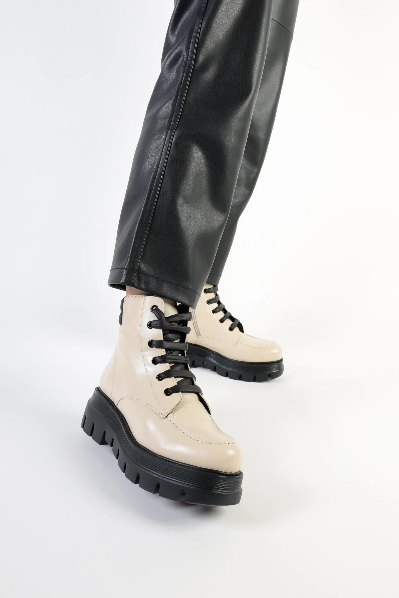WENDY CREAM  EXTRALIGHT LACEUP ANKLE BOOTS