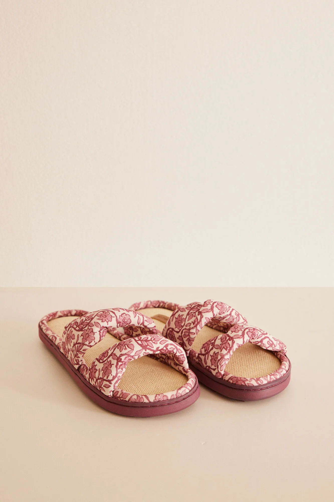 Zapatillas abiertas estampado flores
