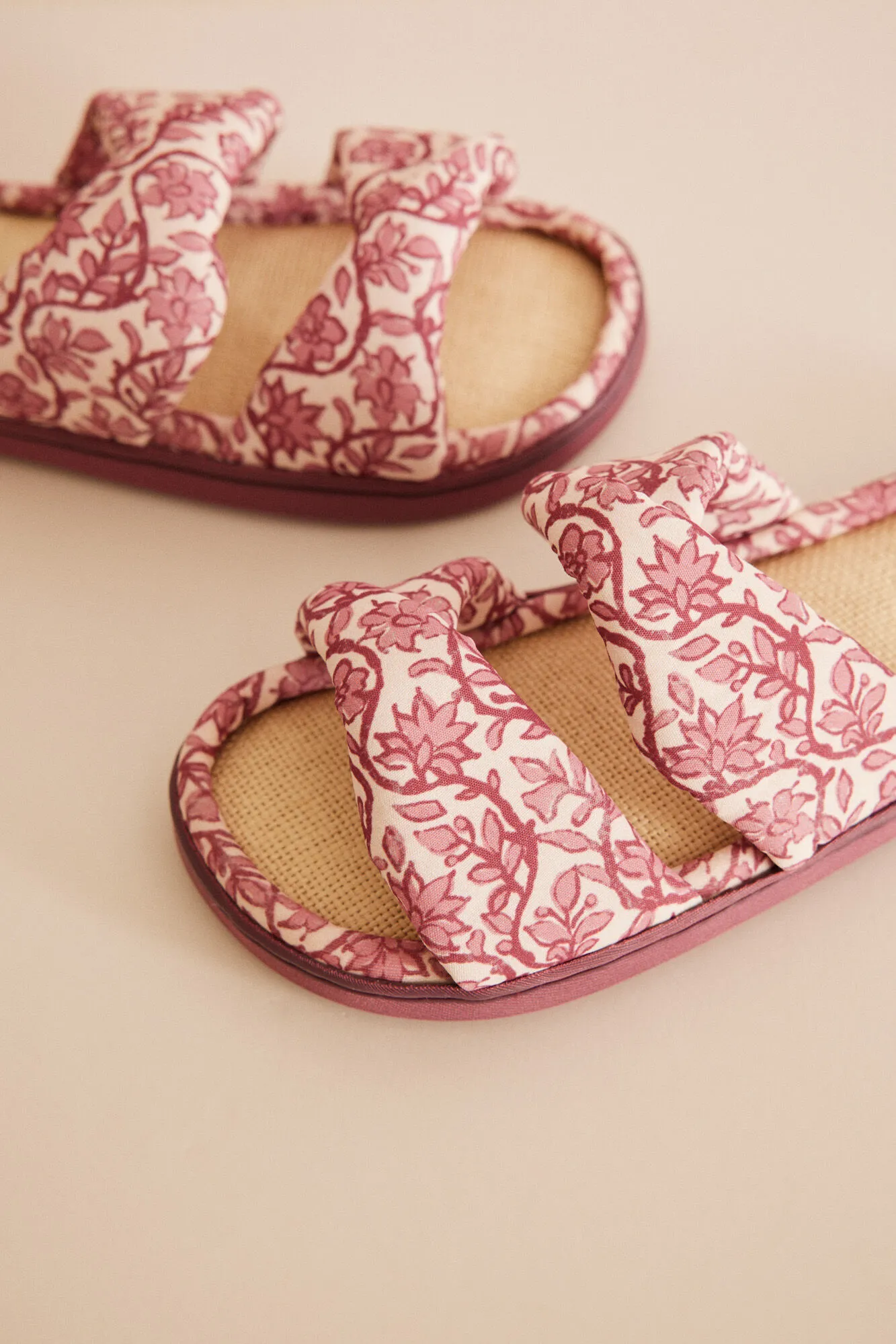 Zapatillas abiertas estampado flores