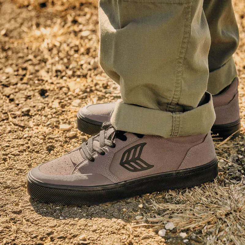 Zapatillas Cariuma: Vallely (Grey Black)